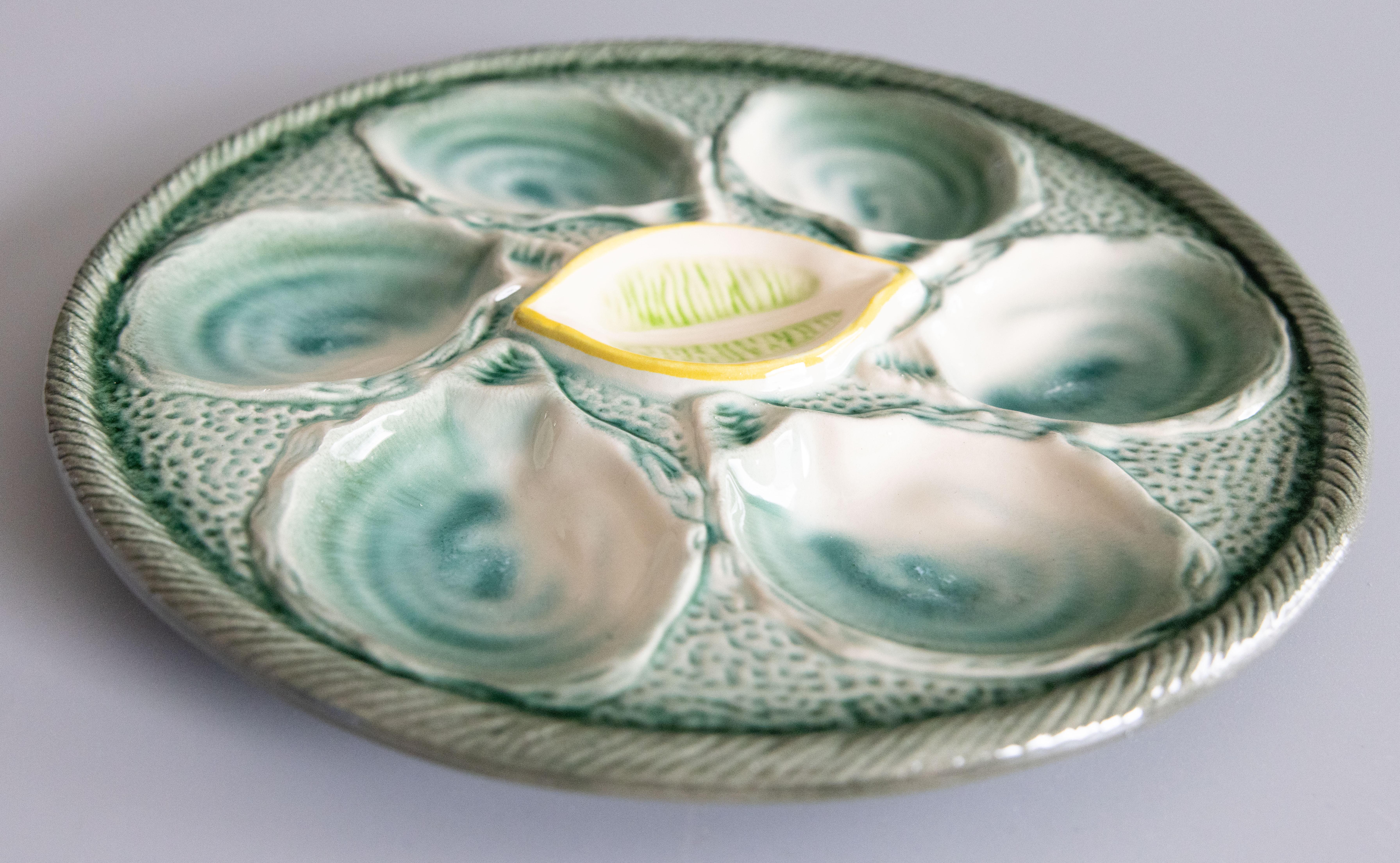 Français Assiette à huîtres en majolique bleue, verte et jaune à coins en forme de citron, Saint Clément, 1920 en vente