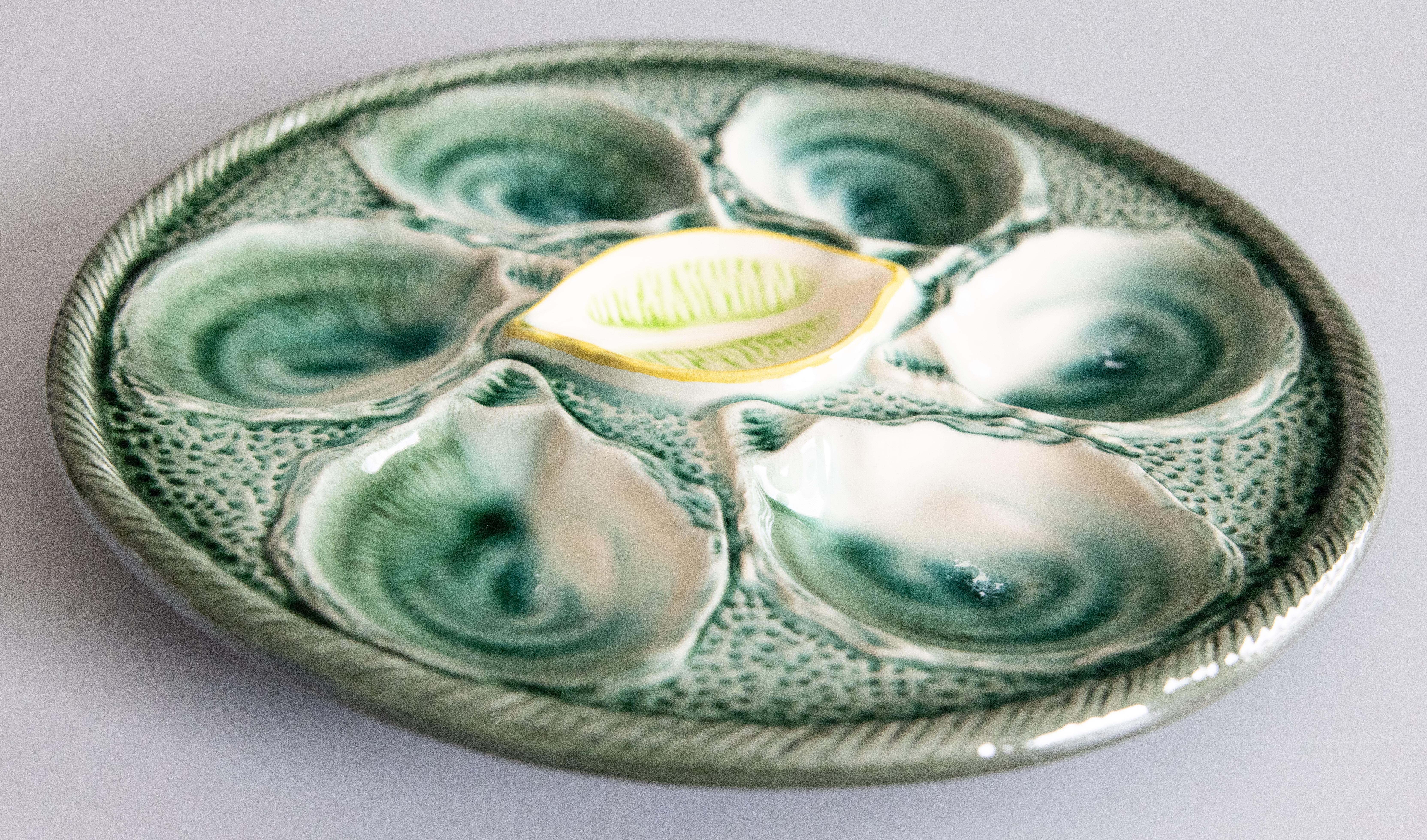Français Assiette à huîtres en majolique bleue, verte et jaune à coins en forme de citron, Saint Clément, 1920 en vente