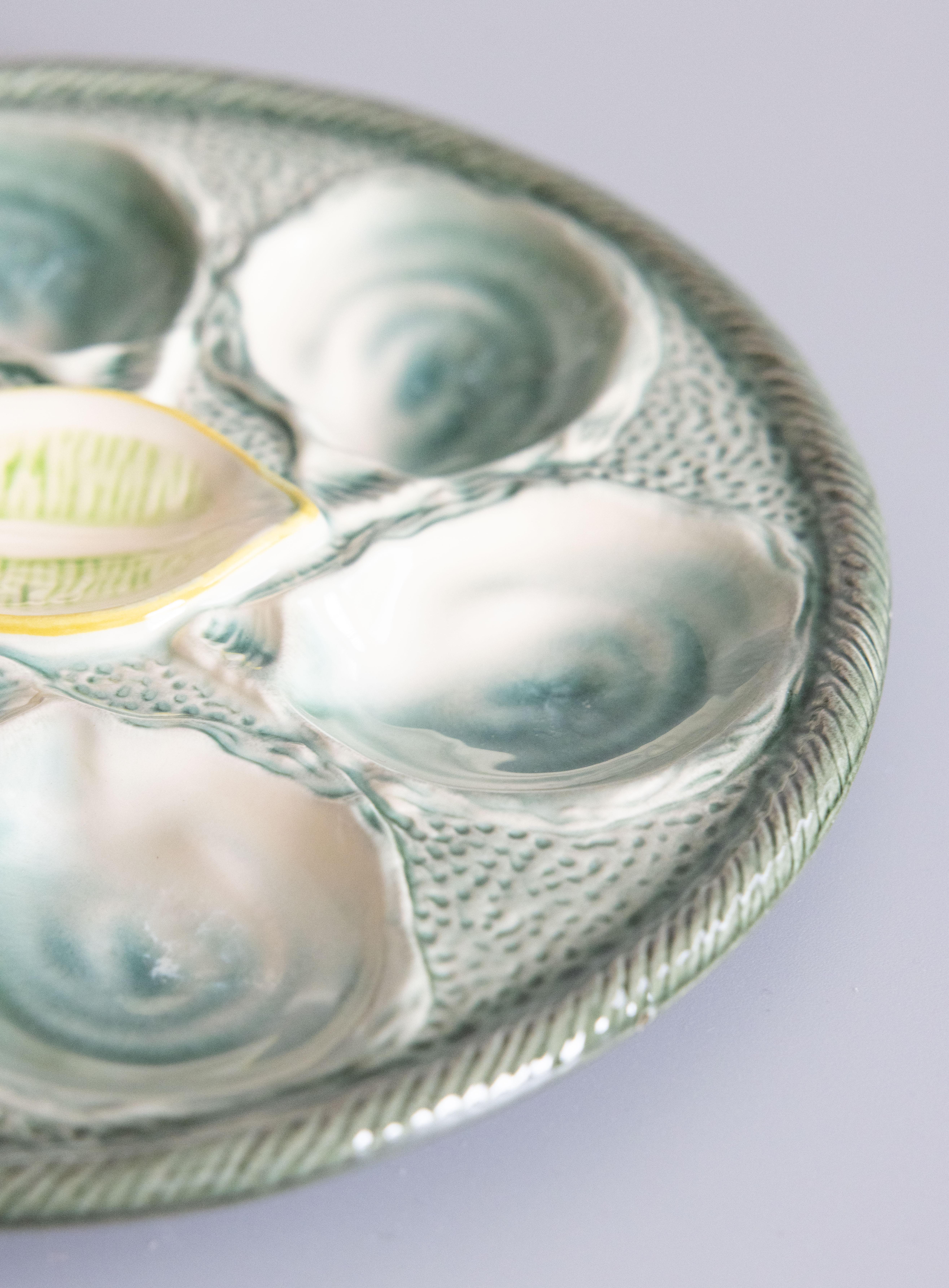 Vernissé Assiette à huîtres en majolique bleue, verte et jaune à coins en forme de citron, Saint Clément, 1920 en vente