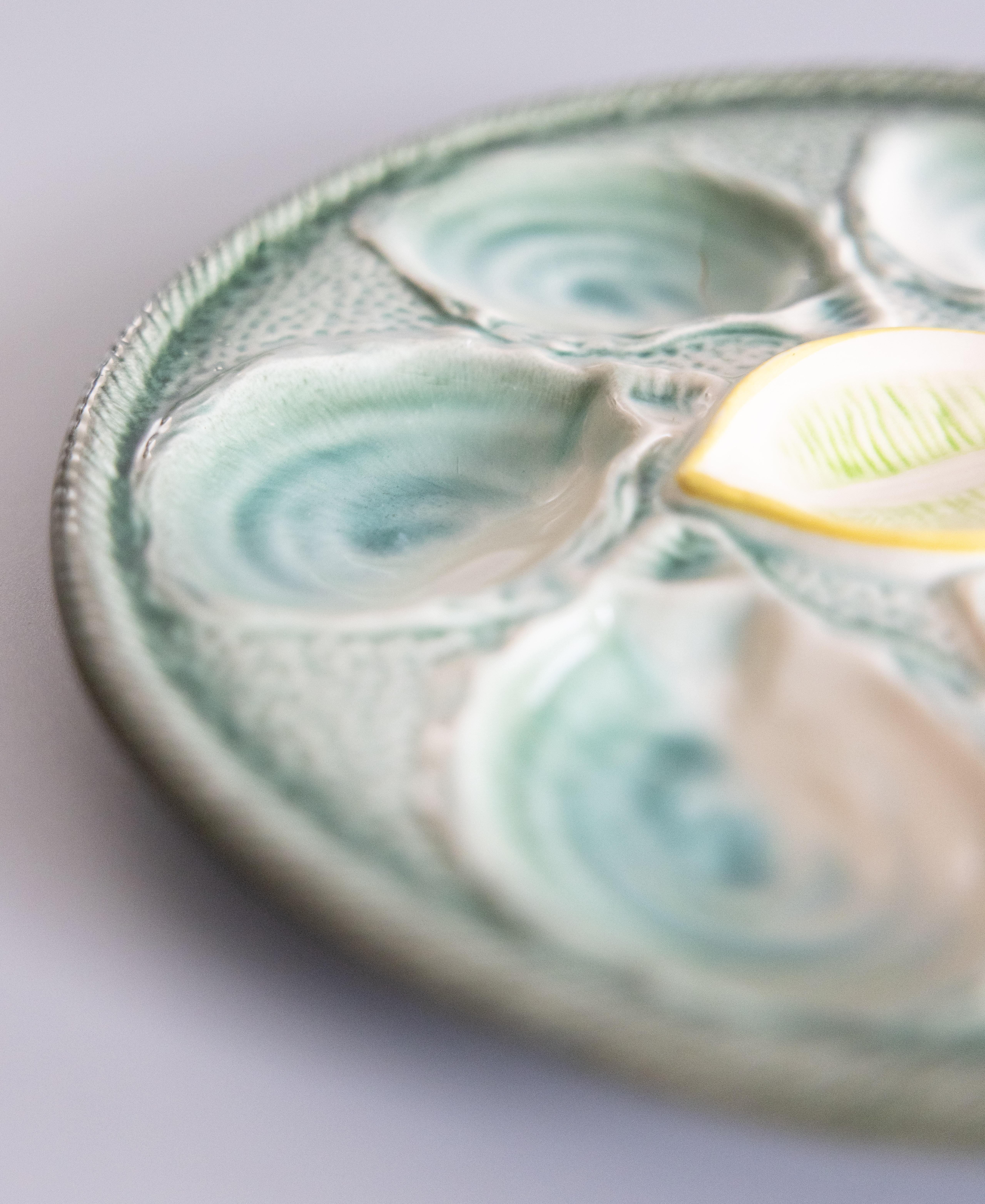 Vernissé Assiette à huîtres en majolique bleue, verte et jaune à coins en forme de citron, Saint Clément, 1920 en vente