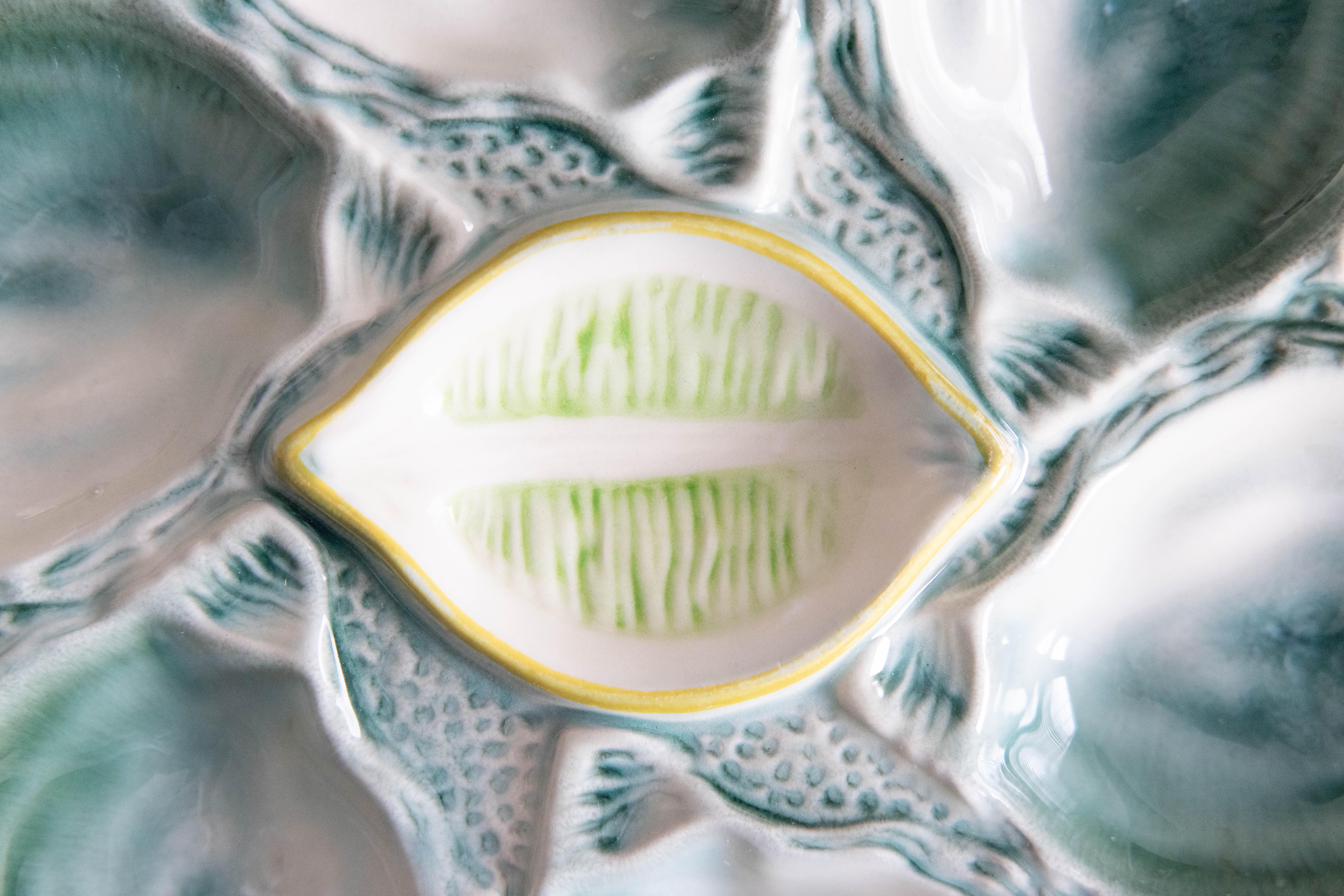 Assiette à huîtres en majolique bleue, verte et jaune à coins en forme de citron, Saint Clément, 1920 Bon état - En vente à Pearland, TX