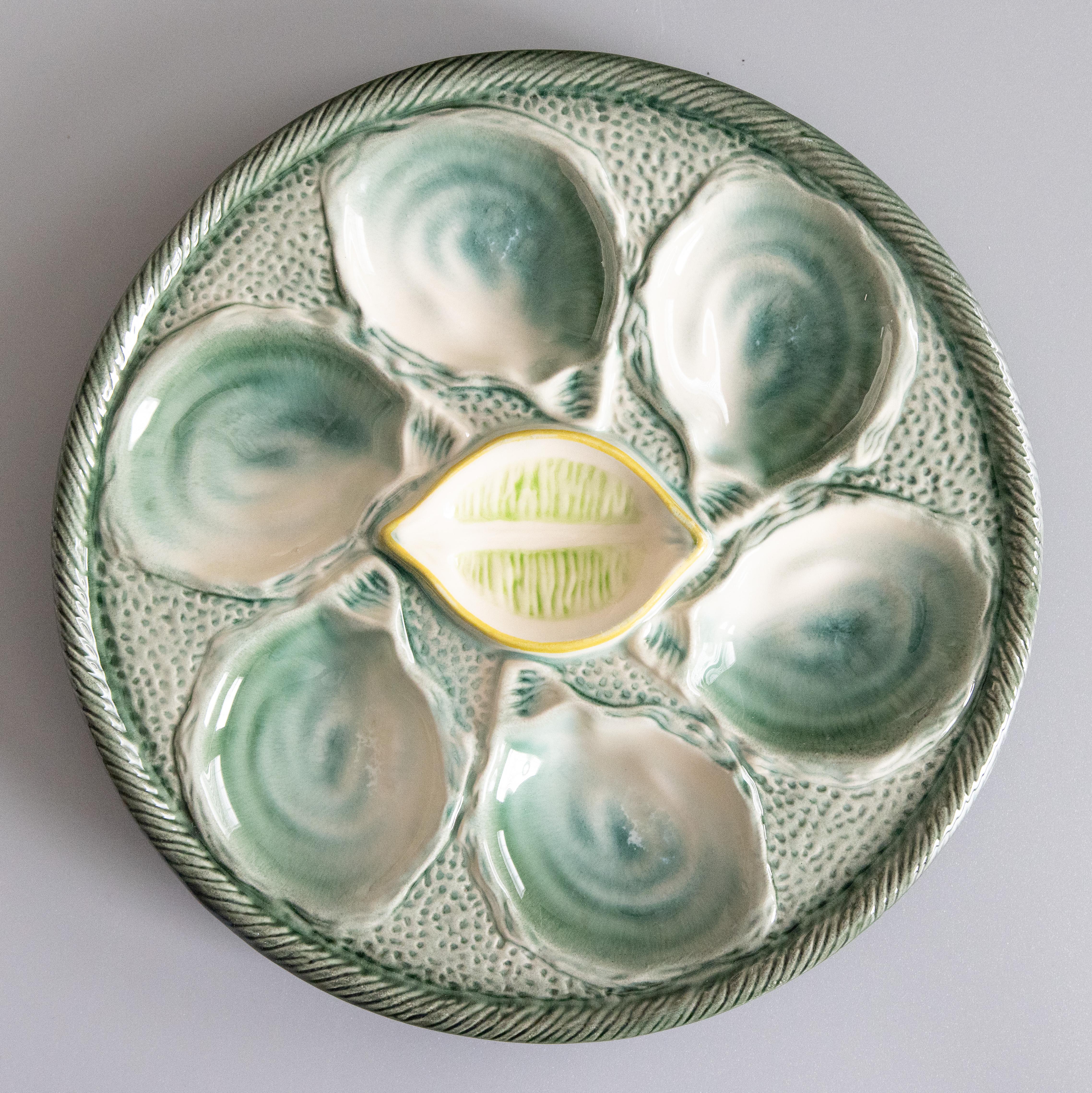 Céramique Assiette à huîtres en majolique bleue, verte et jaune à coins en forme de citron, Saint Clément, 1920 en vente