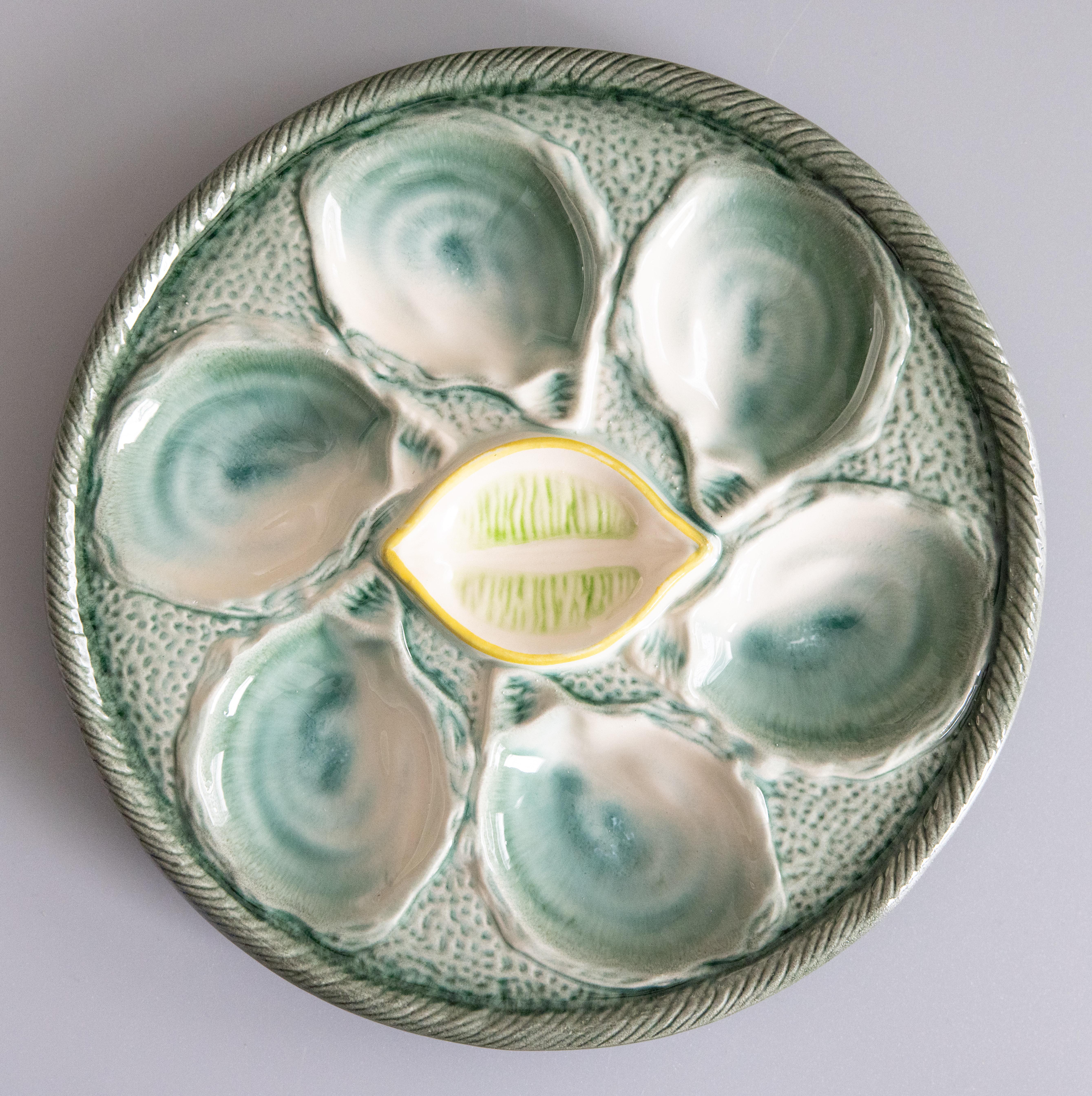 Céramique Assiette à huîtres en majolique bleue, verte et jaune à coins en forme de citron, Saint Clément, 1920 en vente