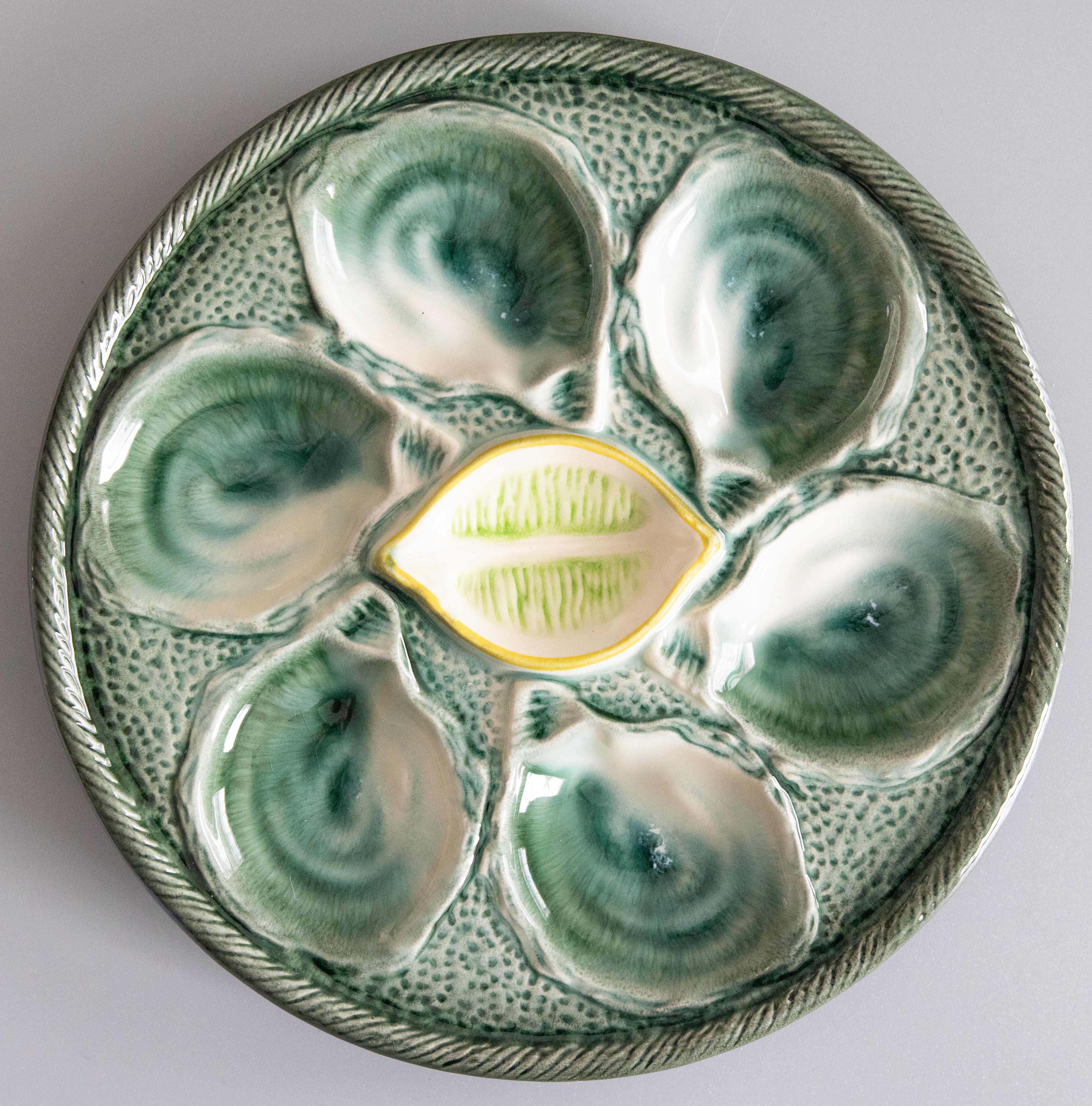 Céramique Assiette à huîtres en majolique bleue, verte et jaune à coins en forme de citron, Saint Clément, 1920 en vente