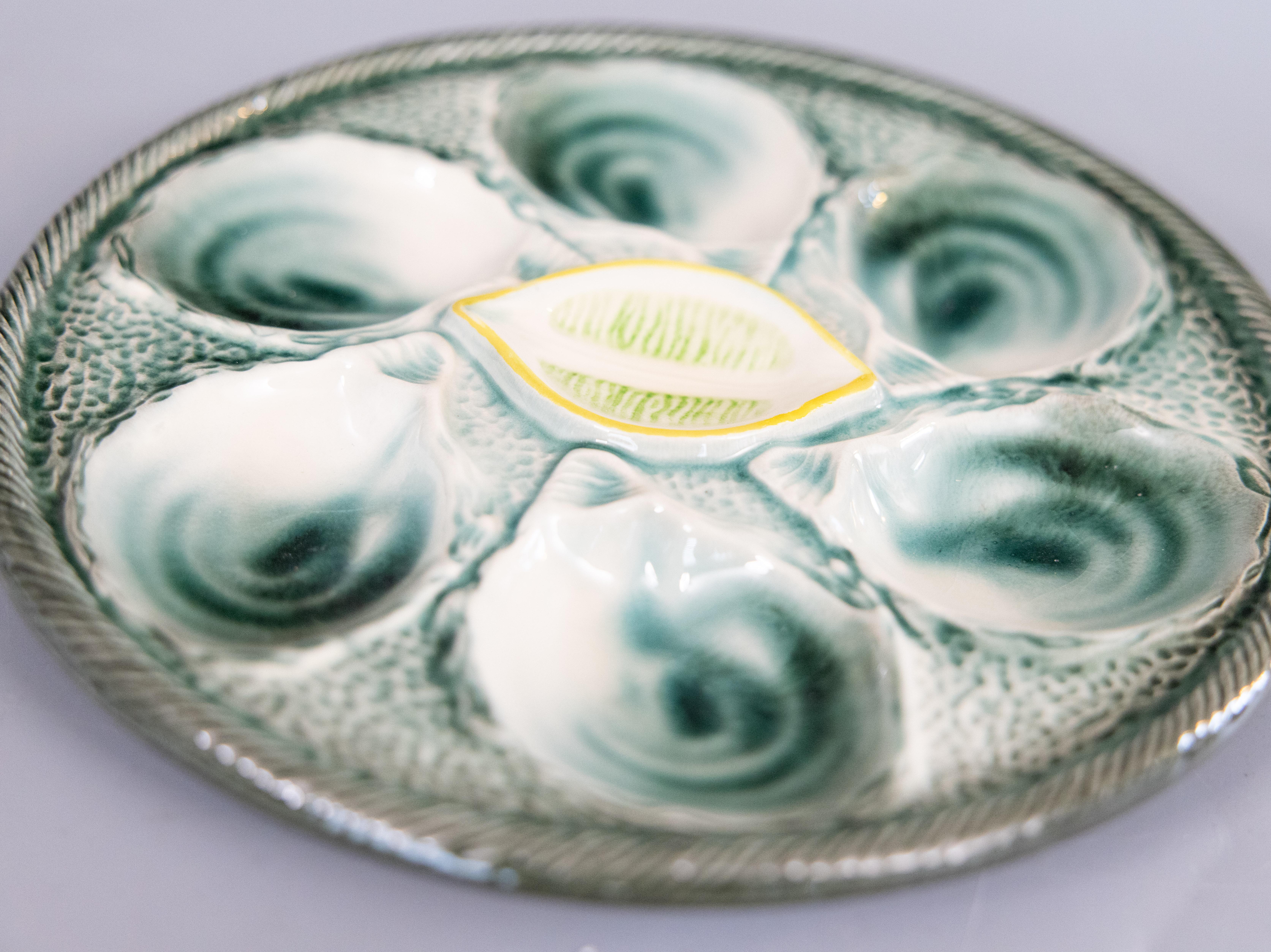 Français Assiette à huîtres en majolique verte et jaune de Saint Clément, c. 1930 en vente