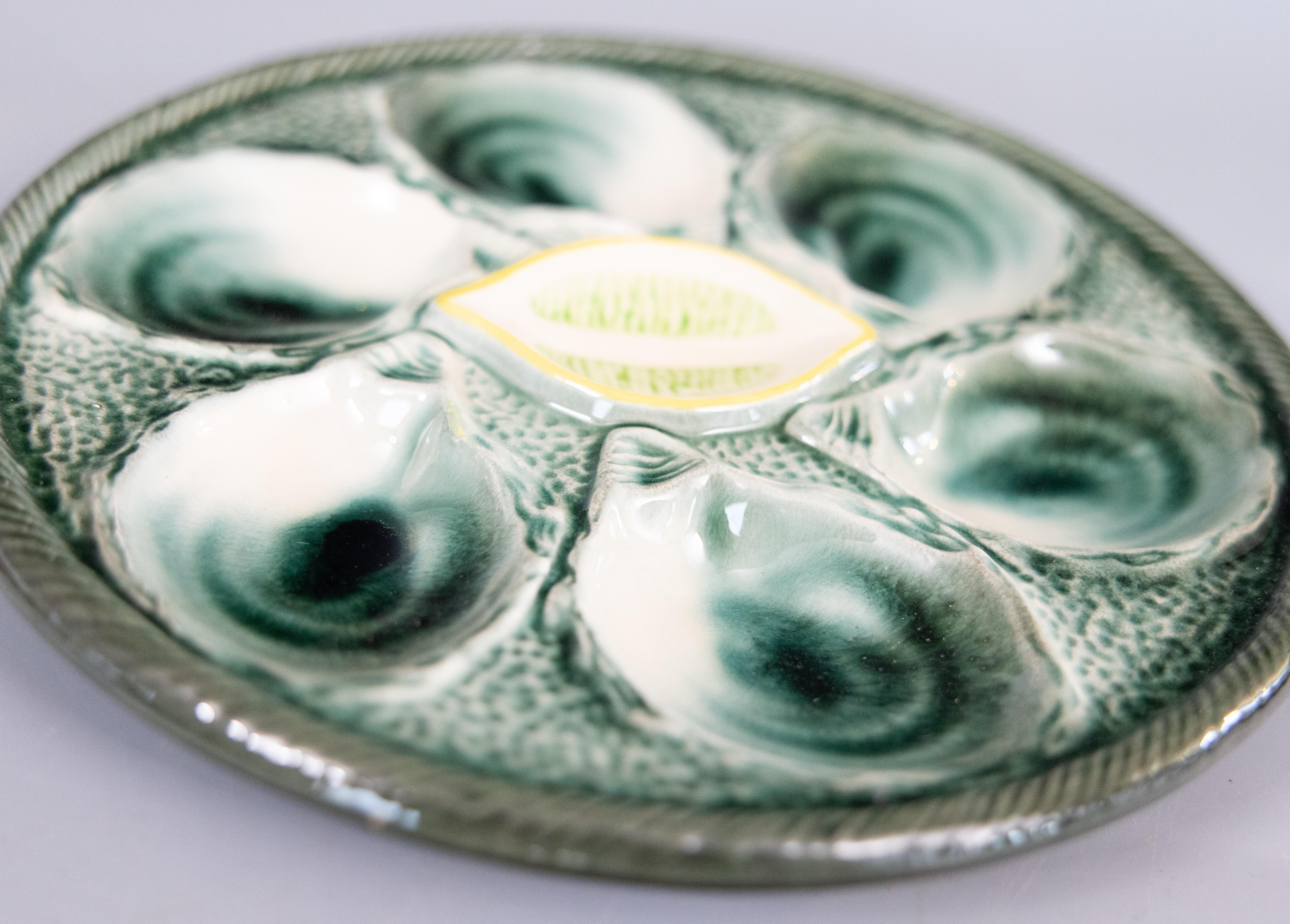Plato francés Saint Clément de mayólica verde y amarilla con cuña de limón, c. 1930 Francés en venta