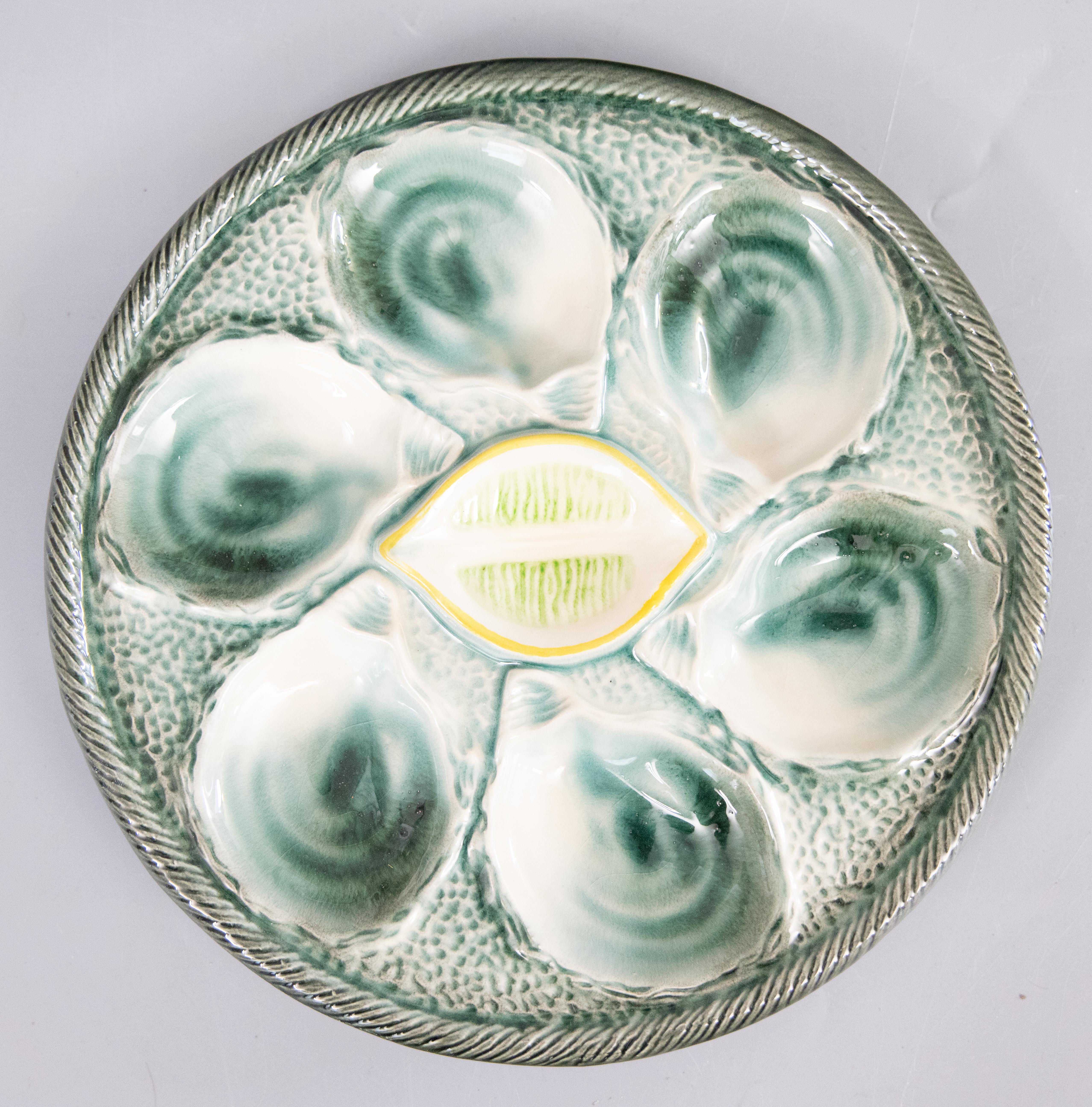 20ième siècle Assiette à huîtres en majolique verte et jaune de Saint Clément, c. 1930 en vente
