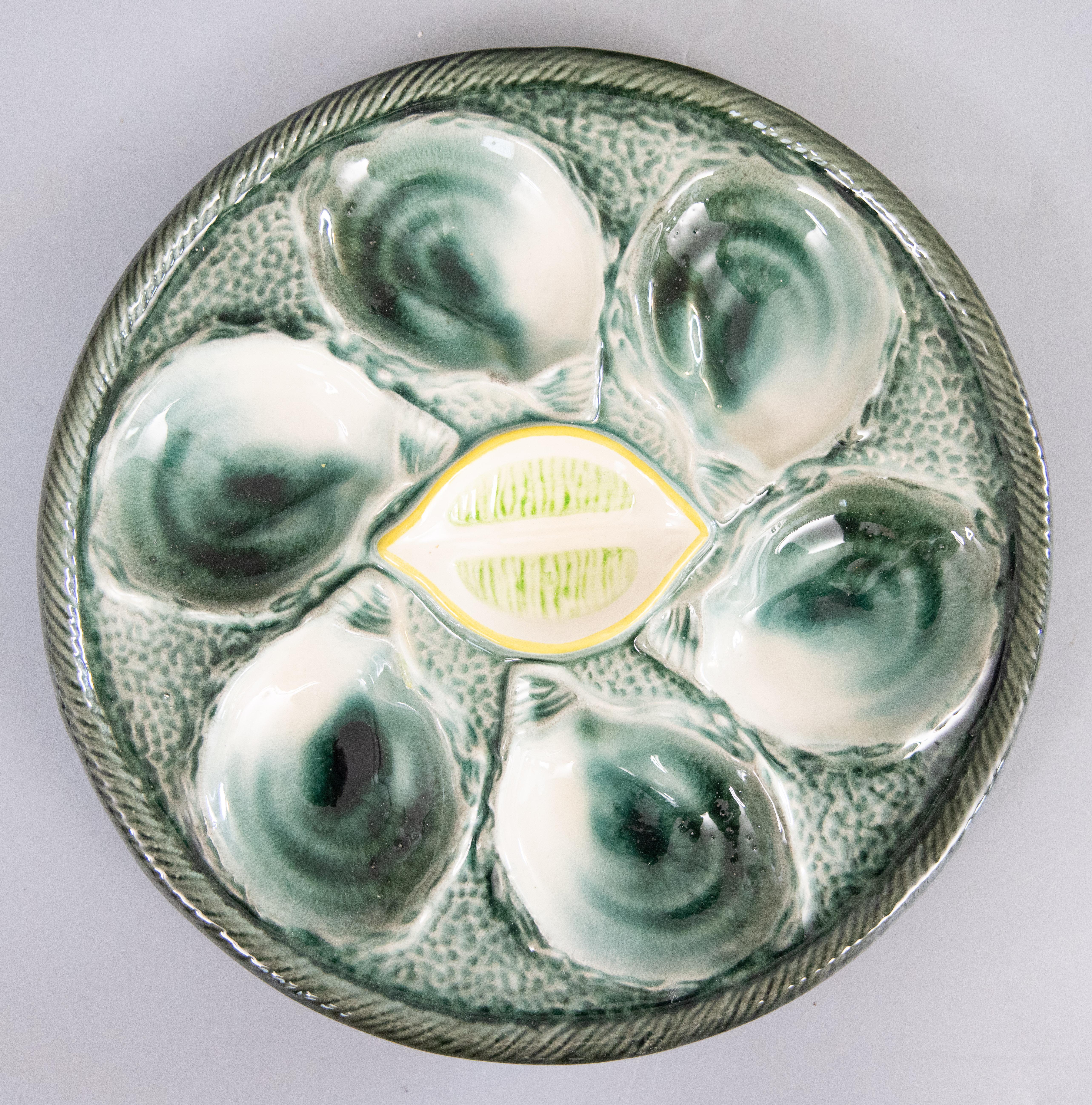 Plato francés Saint Clément de mayólica verde y amarilla con cuña de limón, c. 1930 siglo XX en venta