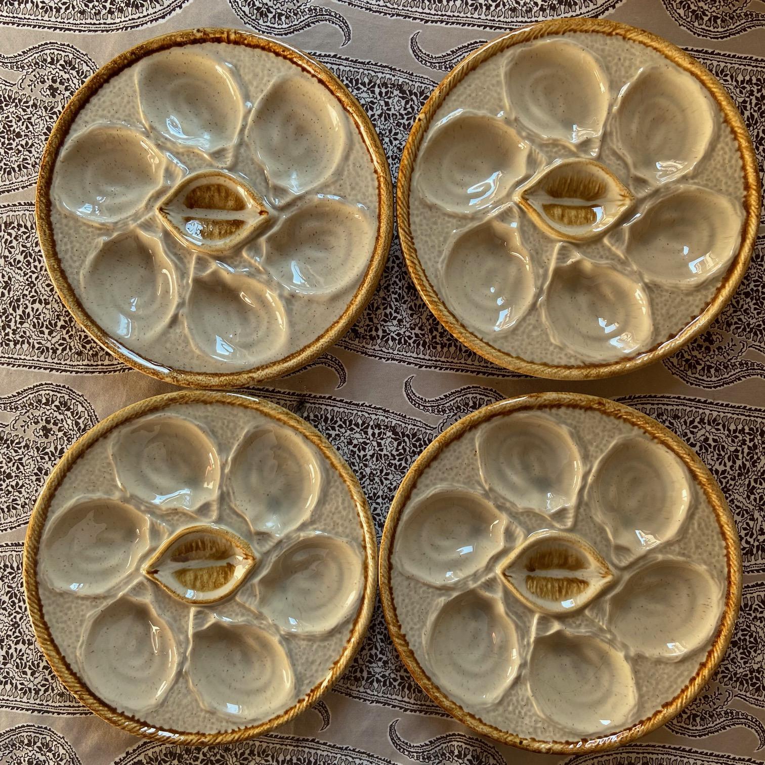 Les assiettes à huîtres sont un grand classique de la majolique française.
Ces assiettes en pot épaisses et robustes sont décorées de 6 puits en forme de coquilles d'huîtres et d'un centre en forme de citron ou de sauce.

Peut être utilisé pour les