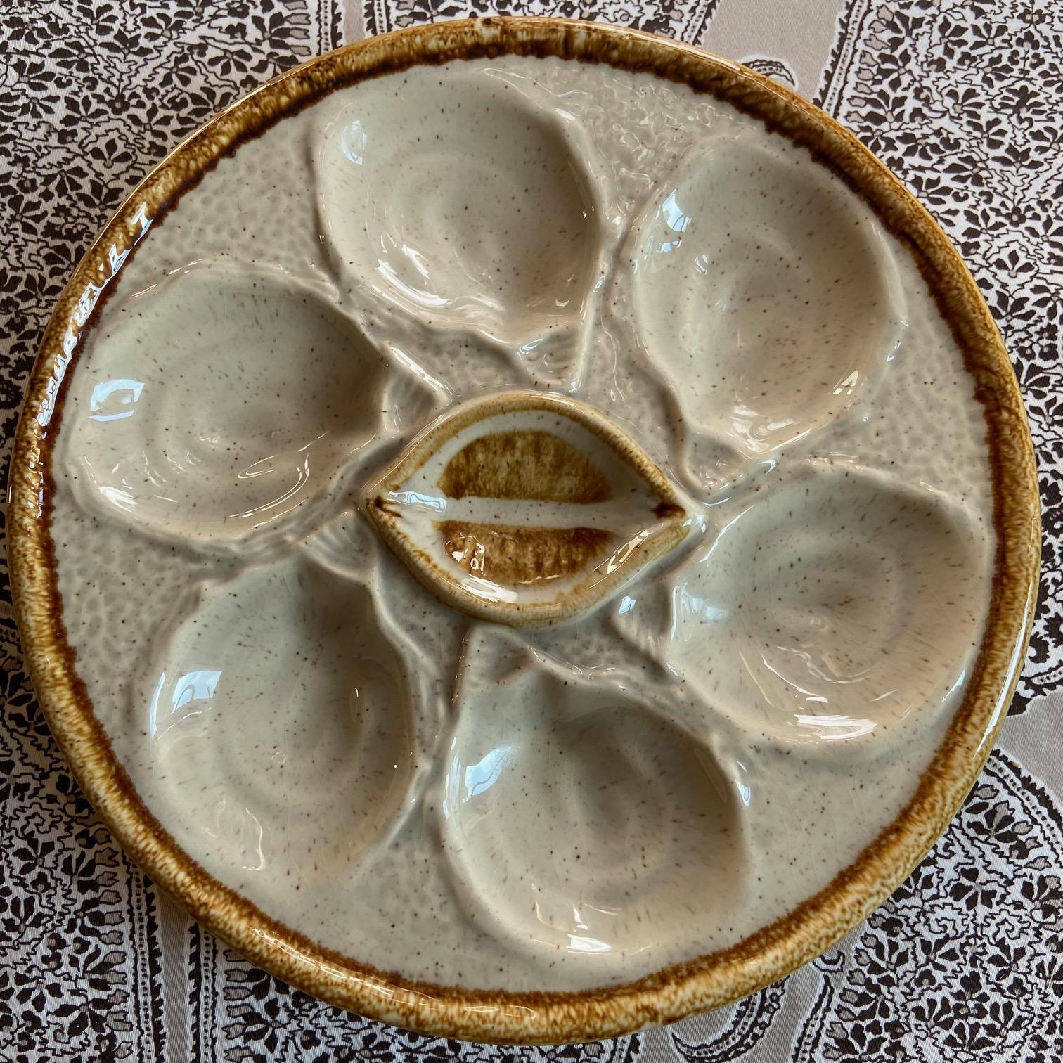 Provincial français Assiettes à huîtres en majolique de Saint Clément, 1960, lot de 4 en vente