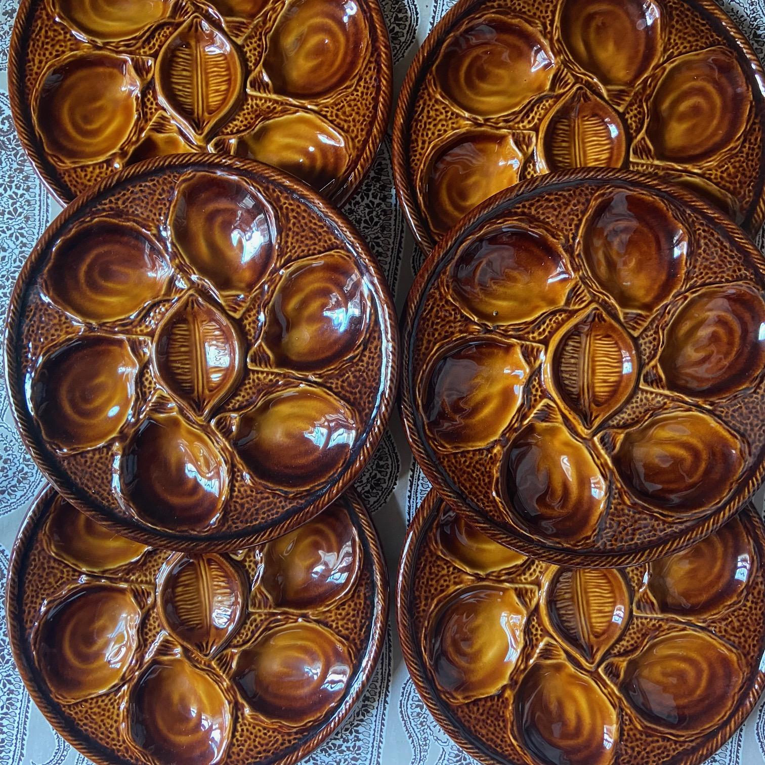 Hervorragendes Austernservice von Saint-Clément, mit verschiedenen Braun- und Orangetönen.

Die Platte misst 14,5 Zoll.



