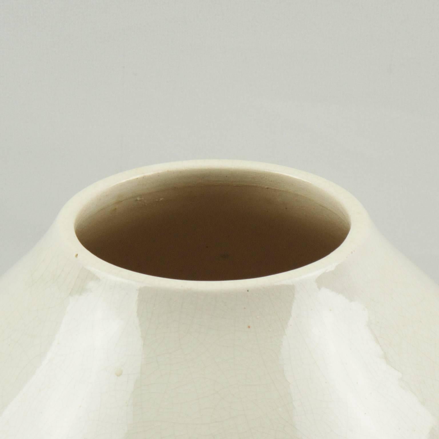 French Saint Clement Modernist Art Deco Off-White Crackle Glaze Ceramic Vase In Good Condition In Atlanta, GA