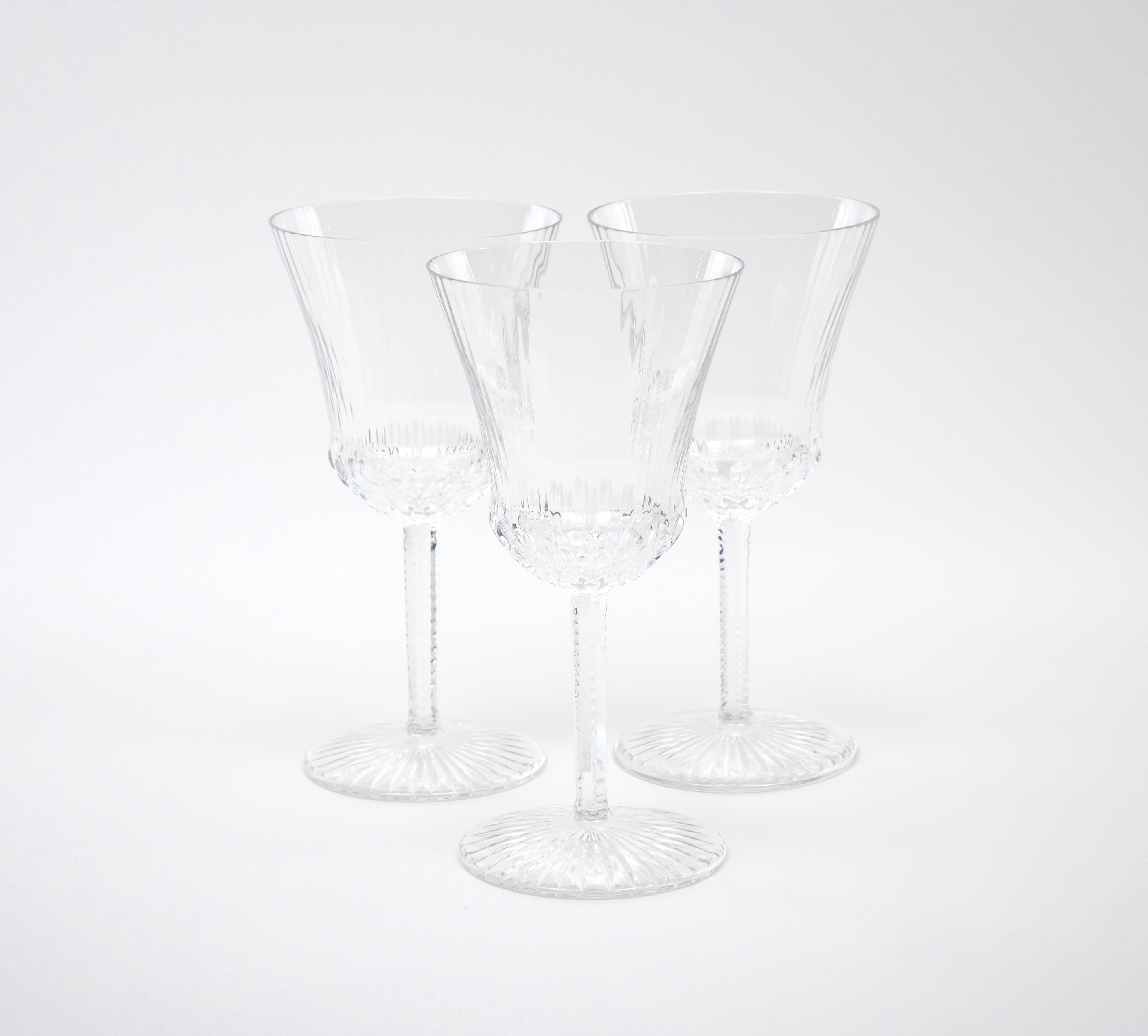 20ième siècle  Service français de verre à eau et à vin en cristal Saint Louis / 13 personnes en vente