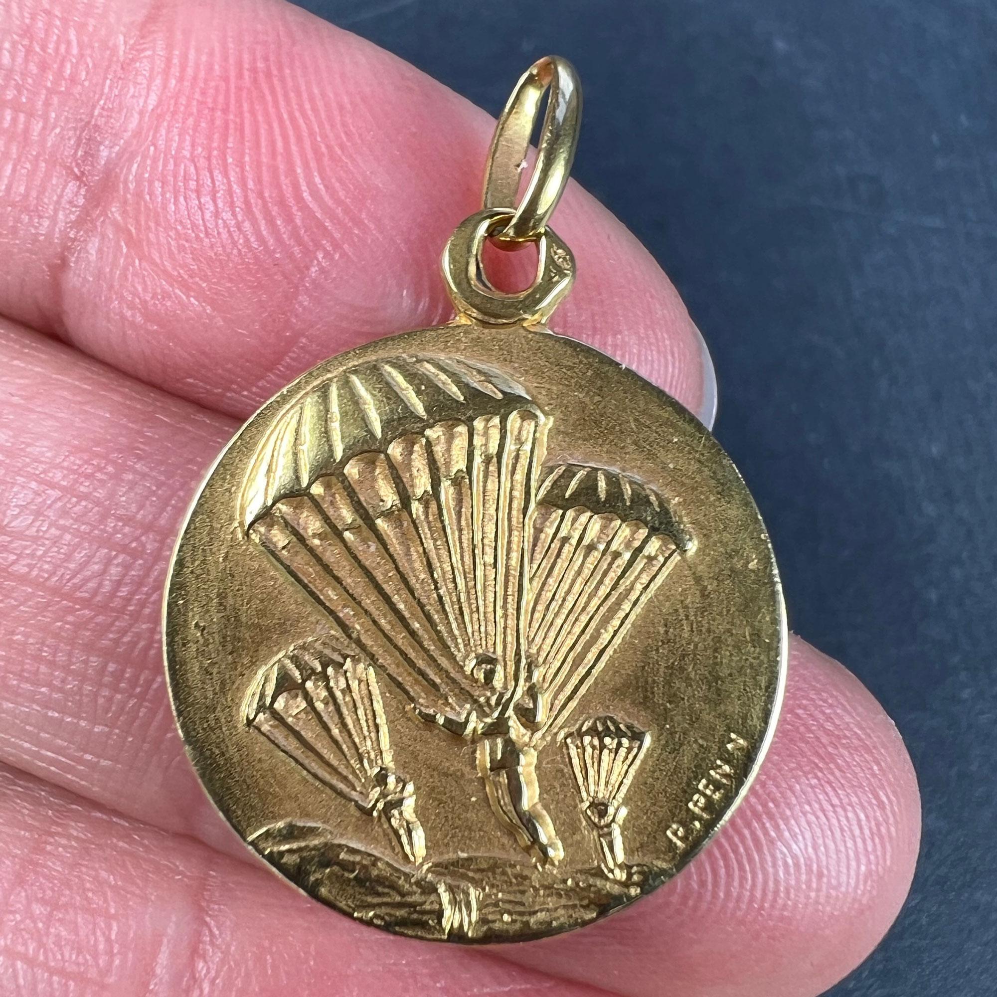 French Saint Michael Dragon Parachute Regiment 18K Yellow Gold Charm Pendant In Good Condition In London, GB