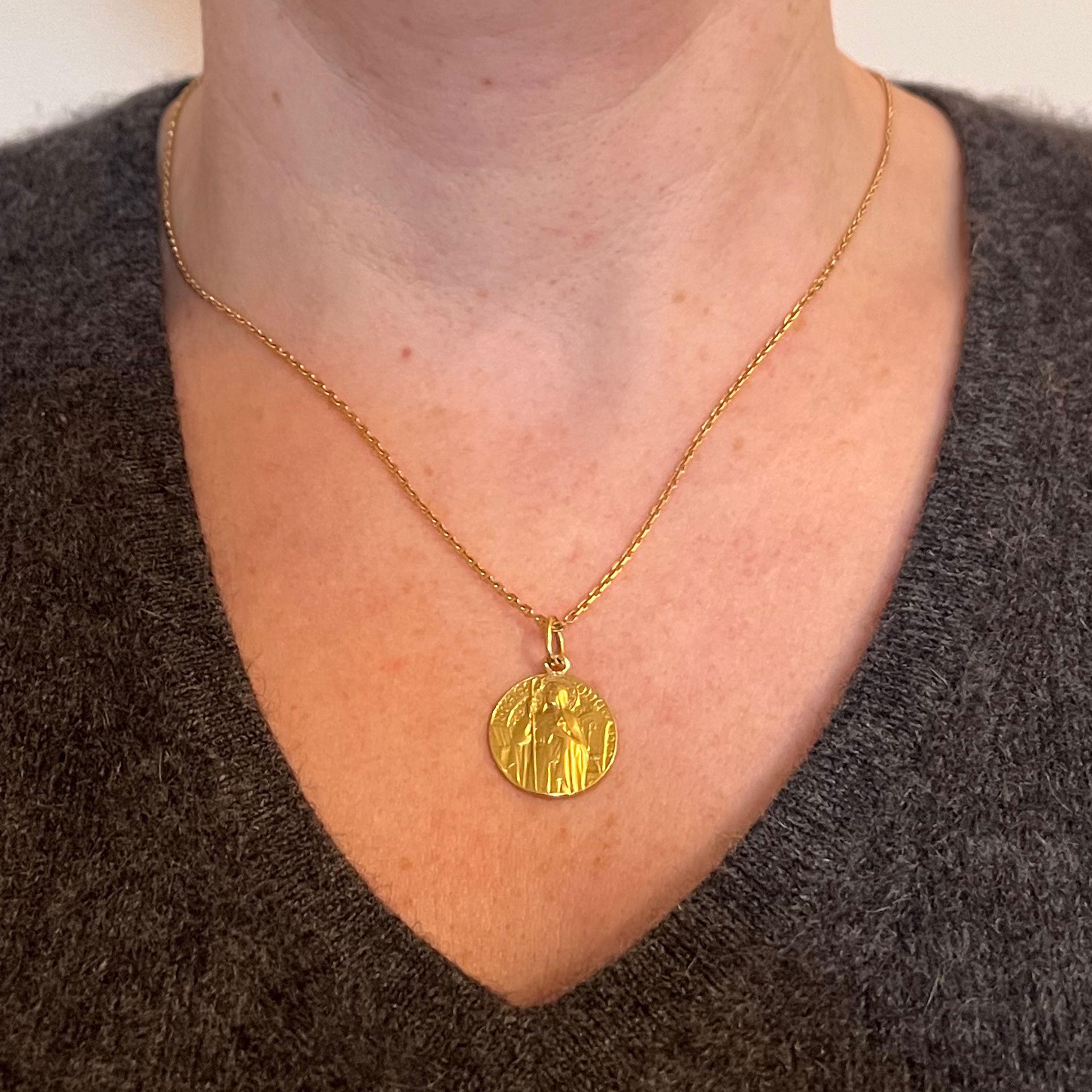Saint Oda Pendentif breloque français en or jaune 18 carats Pour femmes en vente