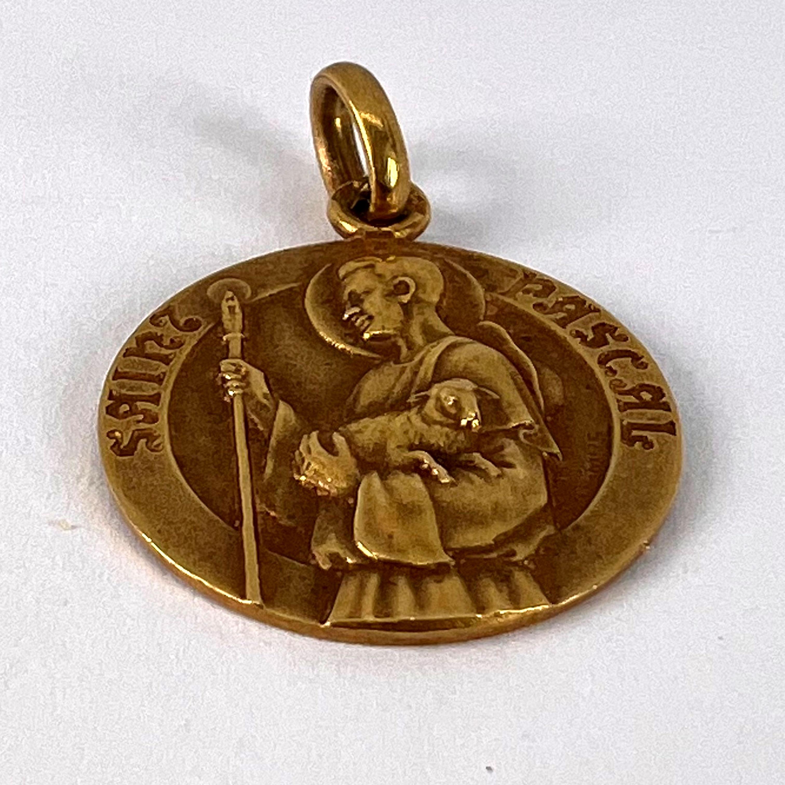 Pendentif breloque français Saint Pascal en or jaune 18 carats en vente 8