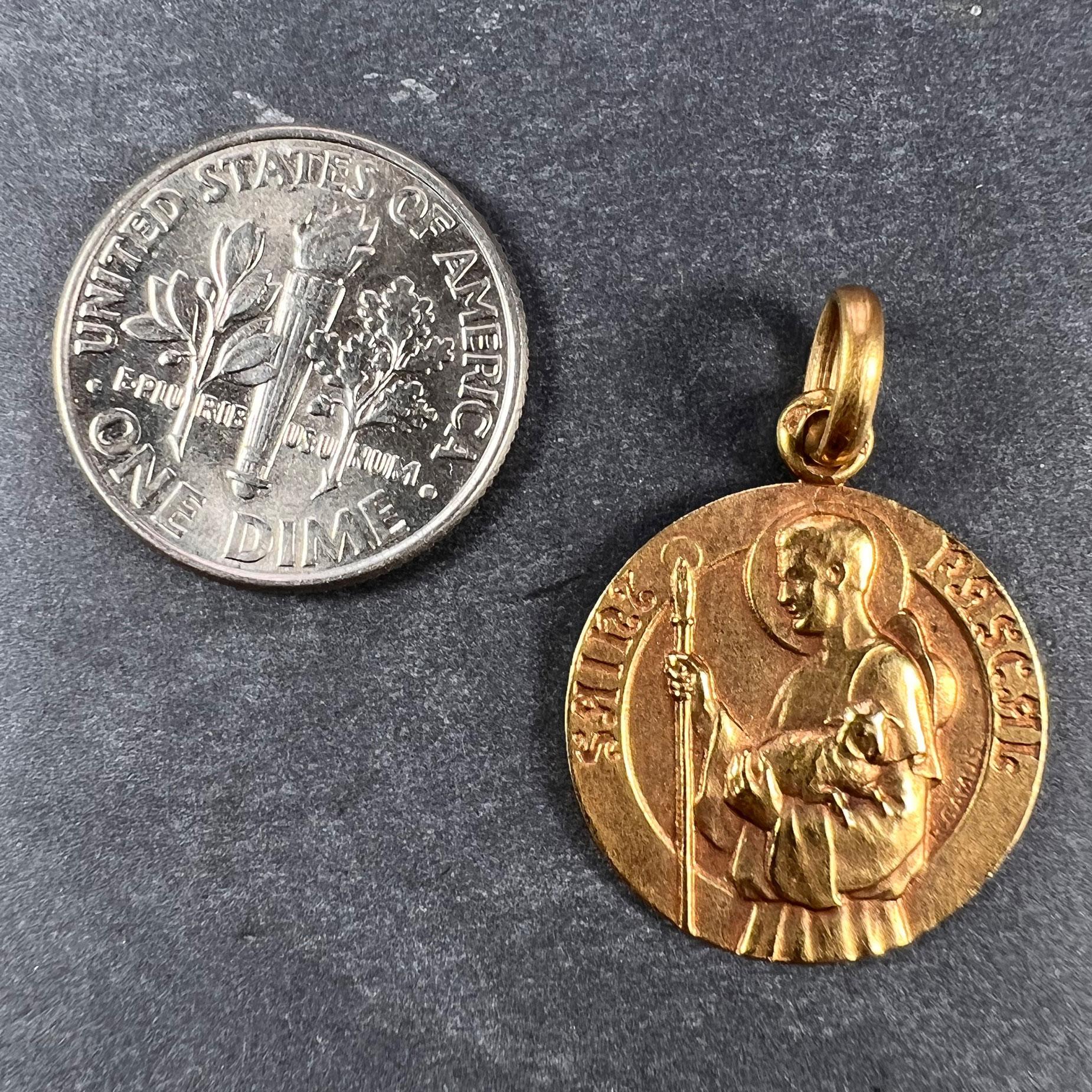 Pendentif breloque français Saint Pascal en or jaune 18 carats en vente 5