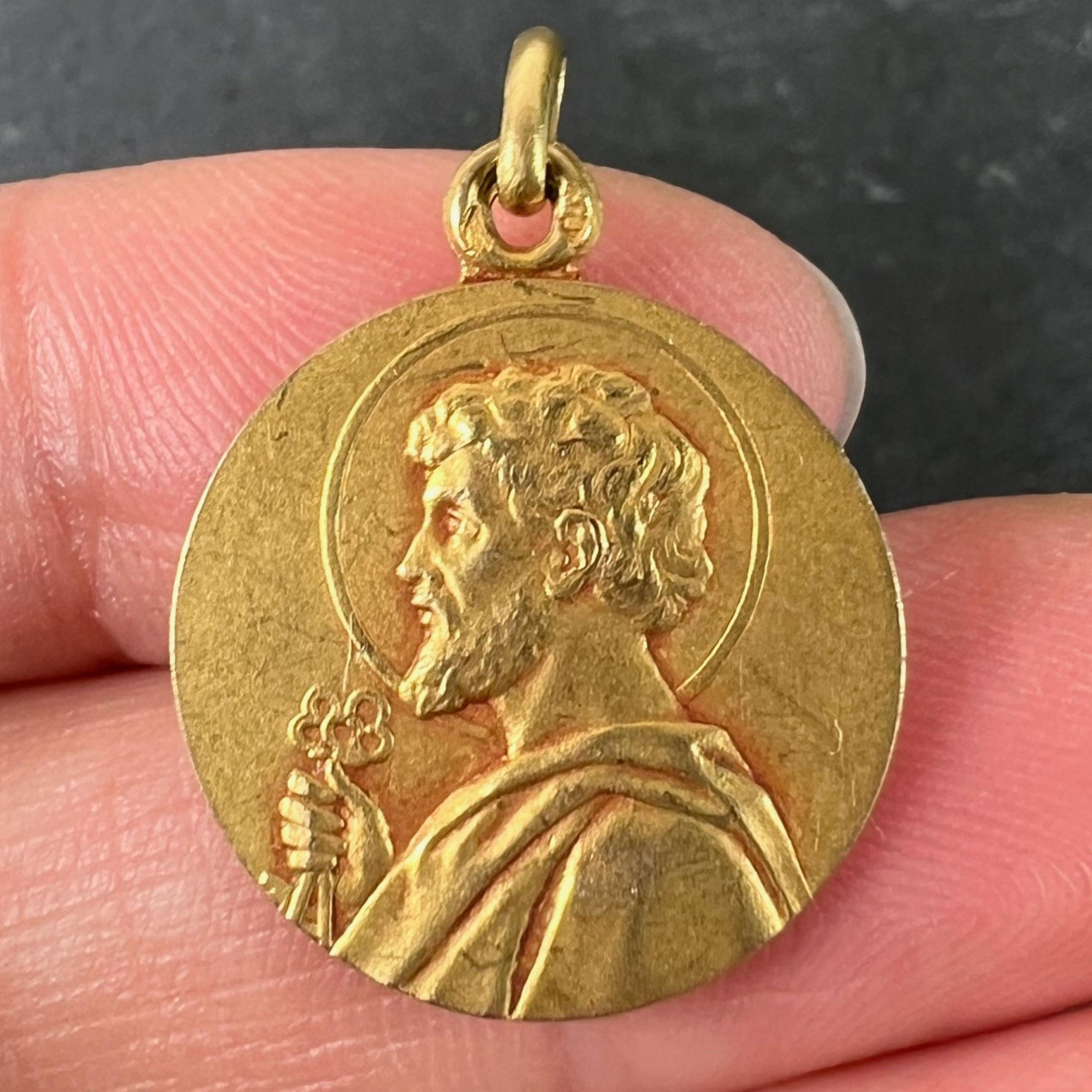 Medaglia francese con ciondolo Charm di San Peters in oro giallo 18 carati in vendita 1