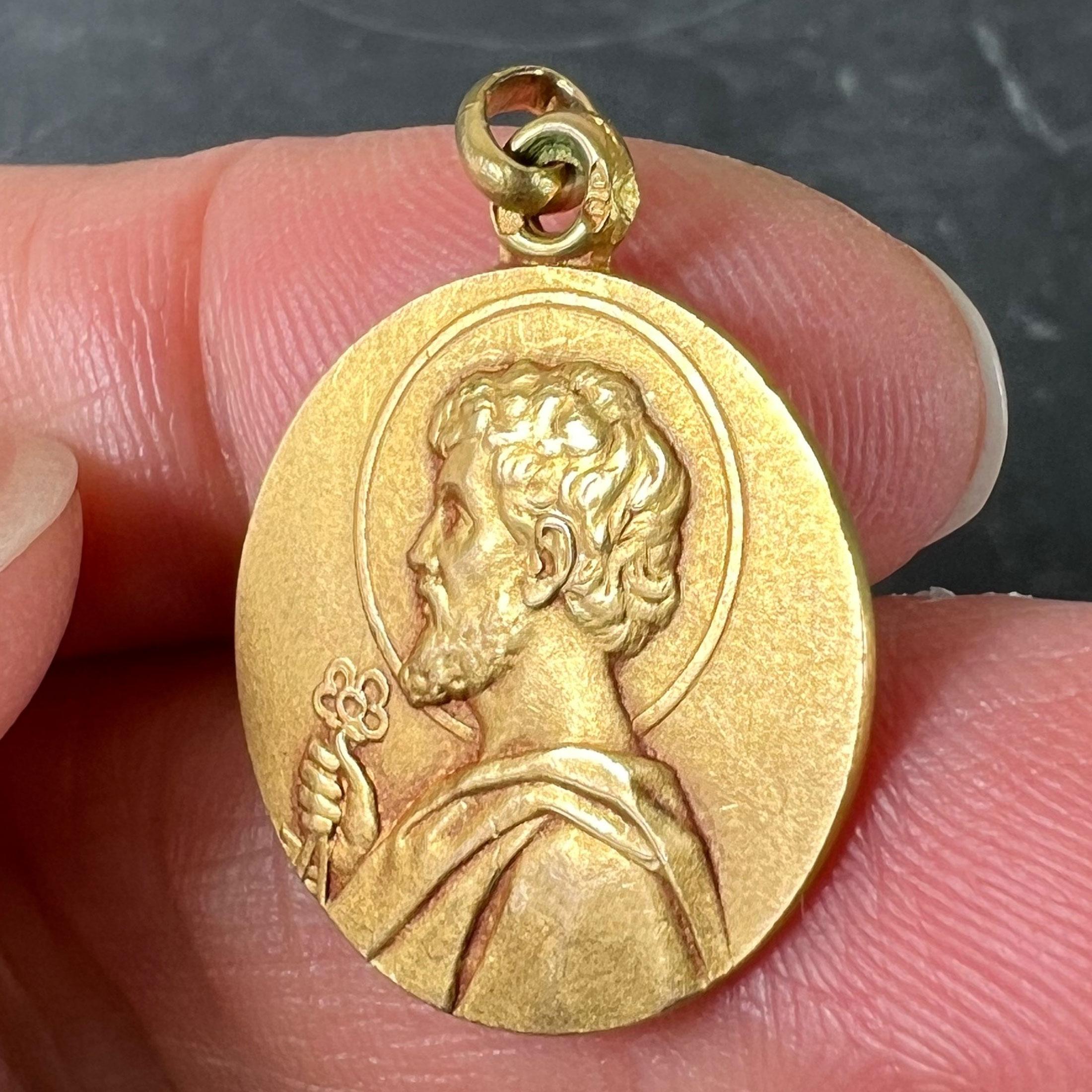Medaglia francese con ciondolo Charm di San Peters in oro giallo 18 carati in vendita 2