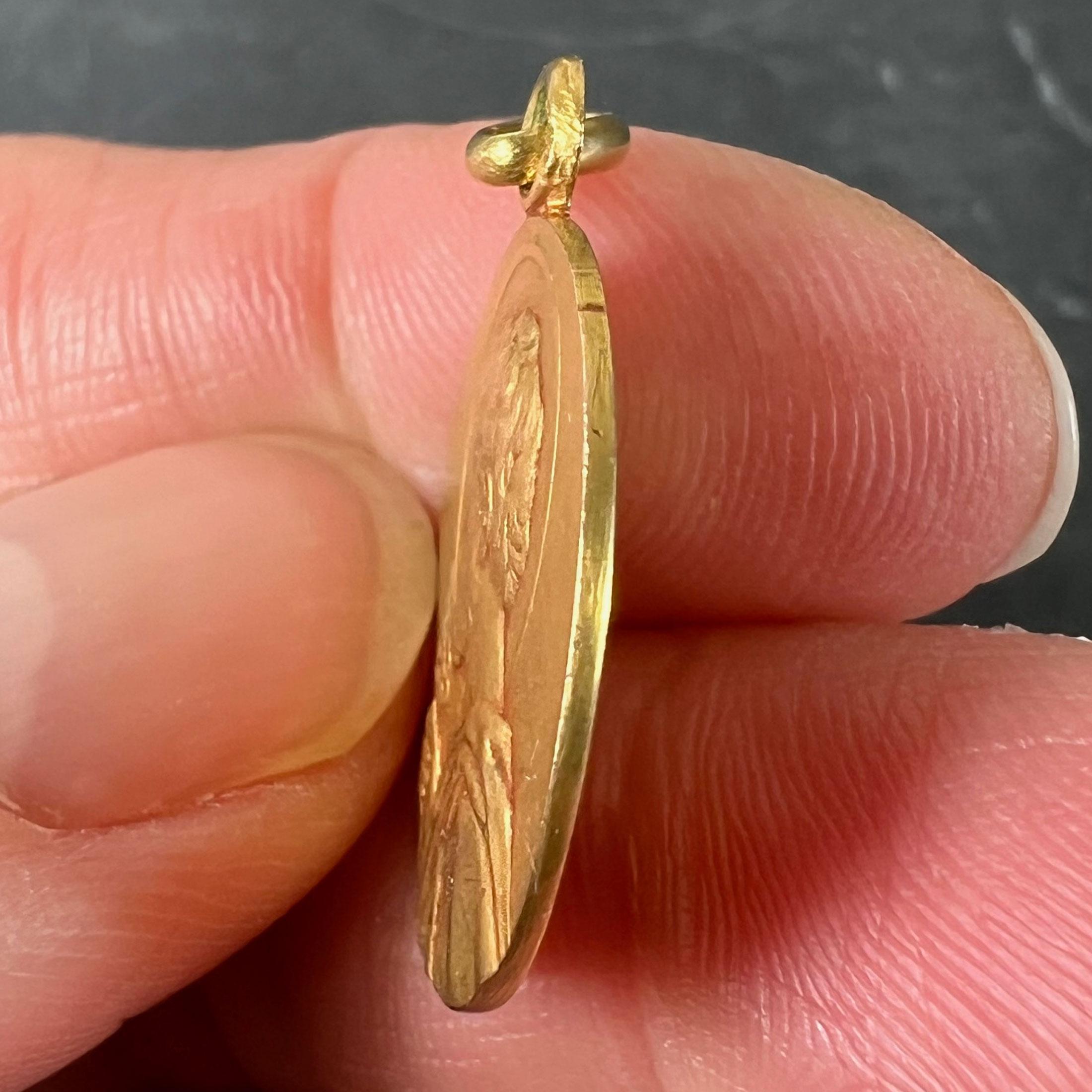 Medaglia francese con ciondolo Charm di San Peters in oro giallo 18 carati in vendita 3