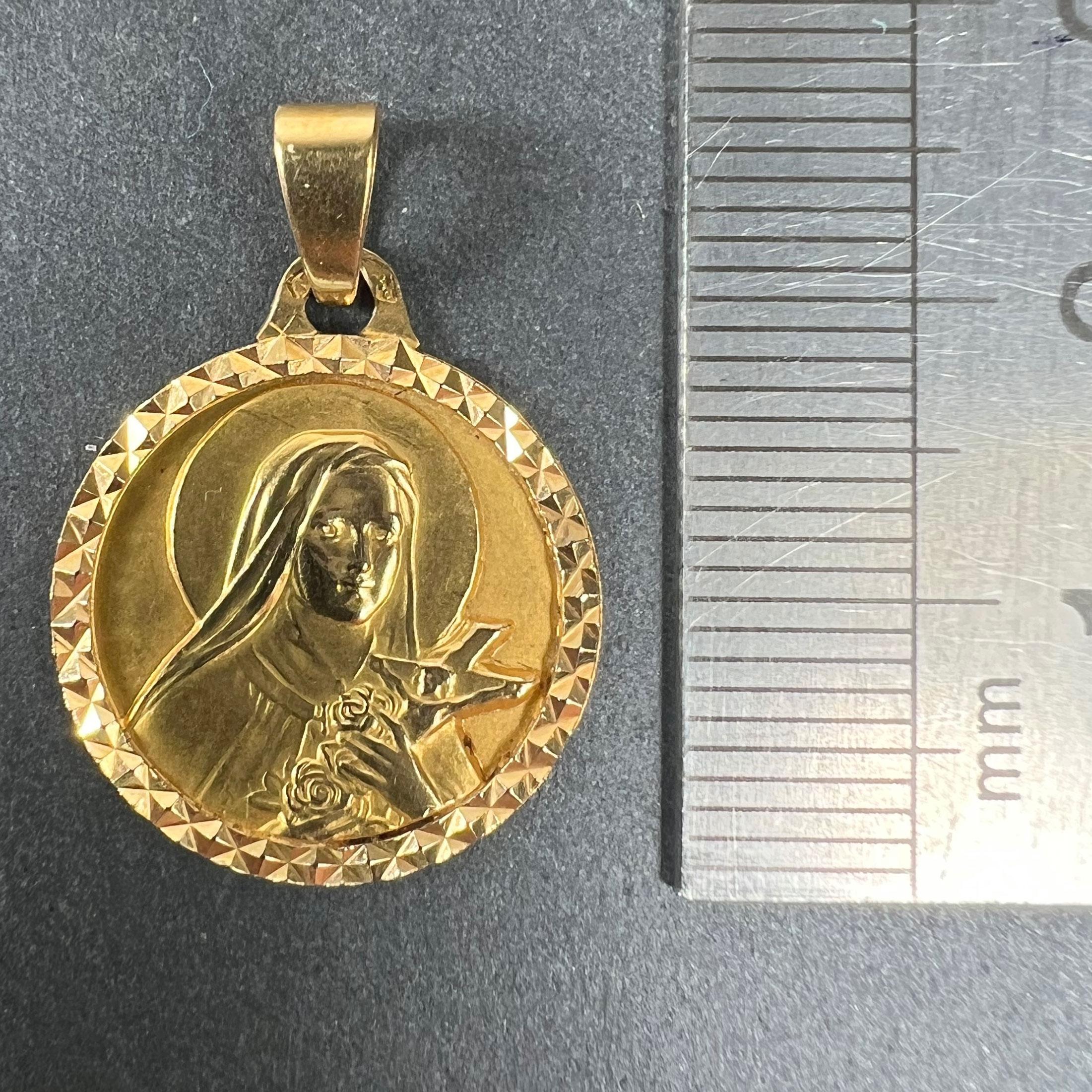 Französischer Saint Therese-Anhänger aus 18 Karat Gelbgold mit Charm-Medaille im Angebot 6