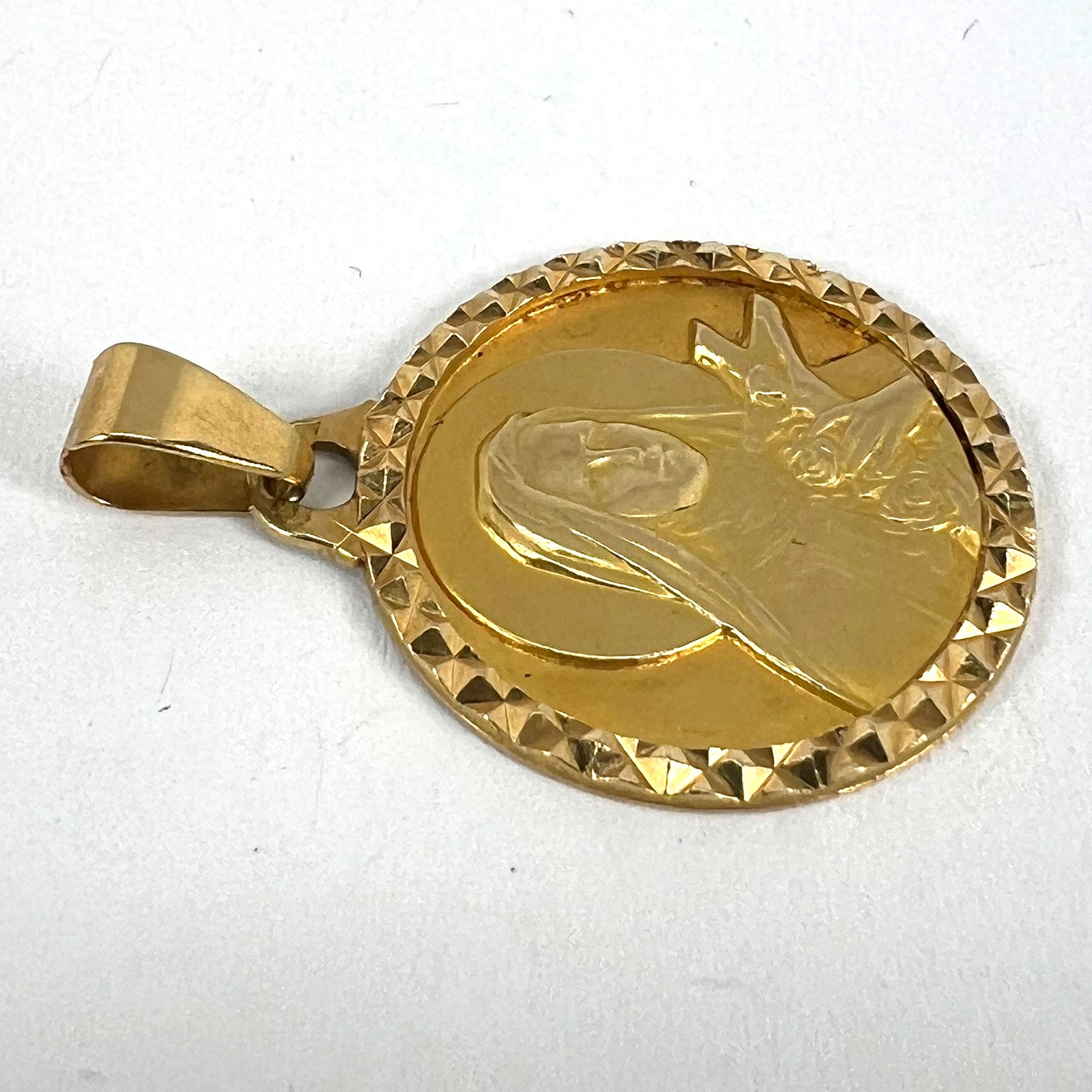Französischer Saint Therese-Anhänger aus 18 Karat Gelbgold mit Charm-Medaille im Angebot 11