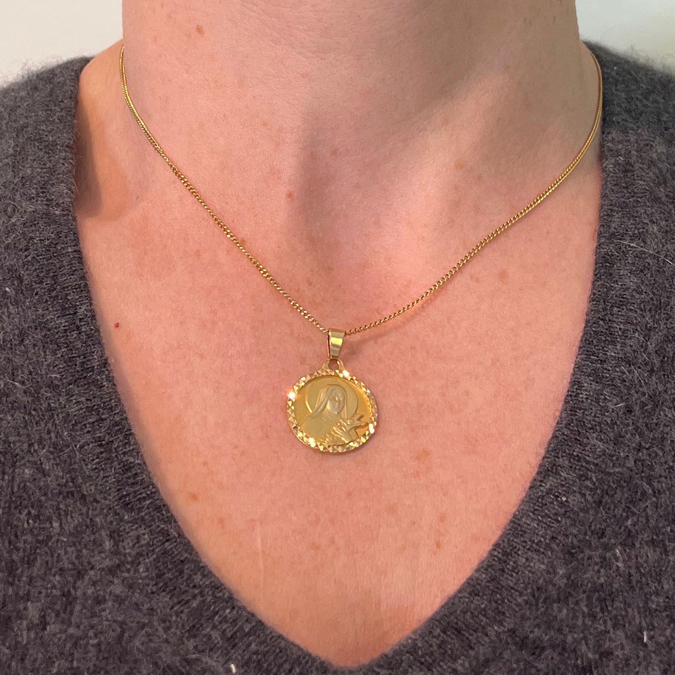 Französischer Saint Therese-Anhänger aus 18 Karat Gelbgold mit Charm-Medaille Damen im Angebot