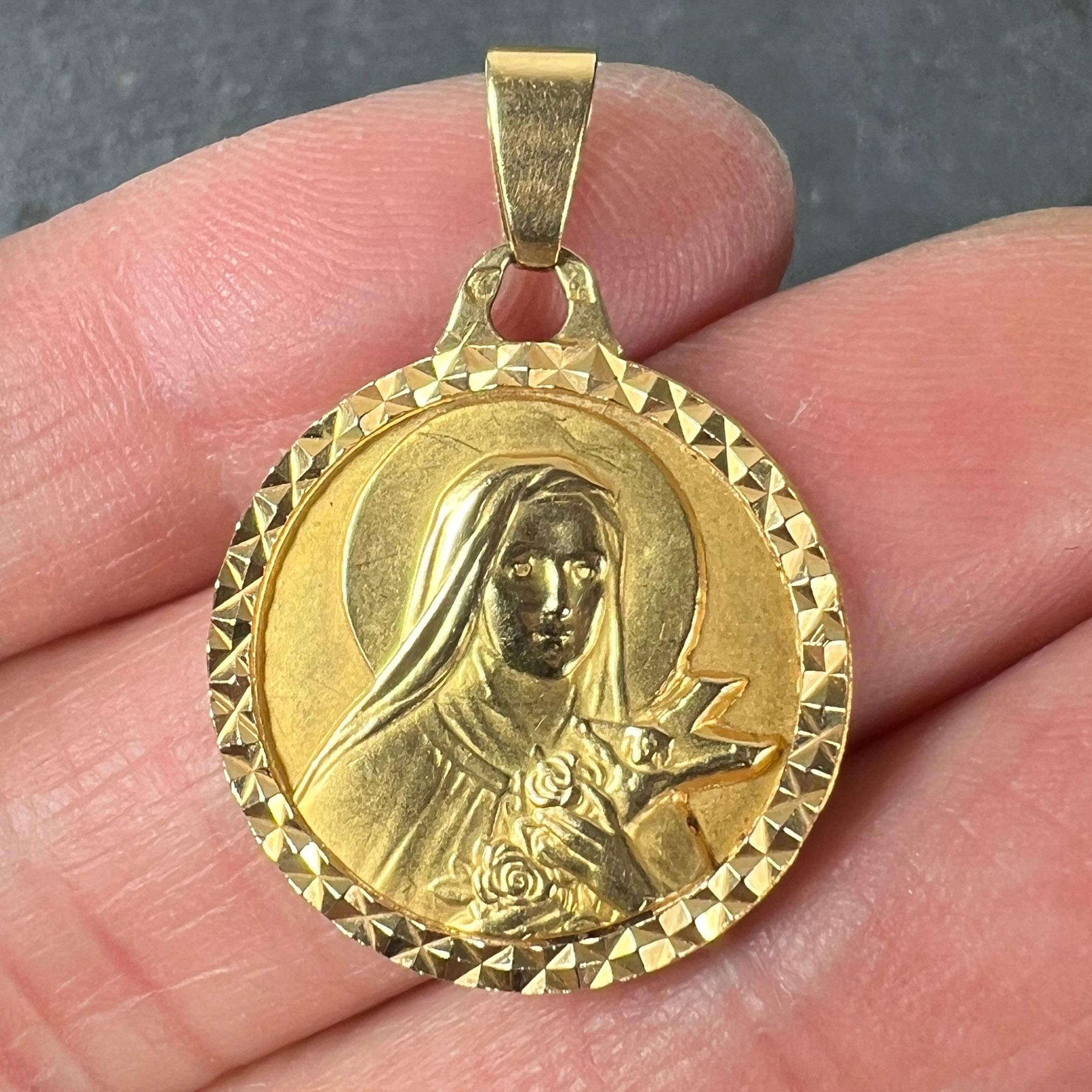 Französischer Saint Therese-Anhänger aus 18 Karat Gelbgold mit Charm-Medaille im Angebot 1