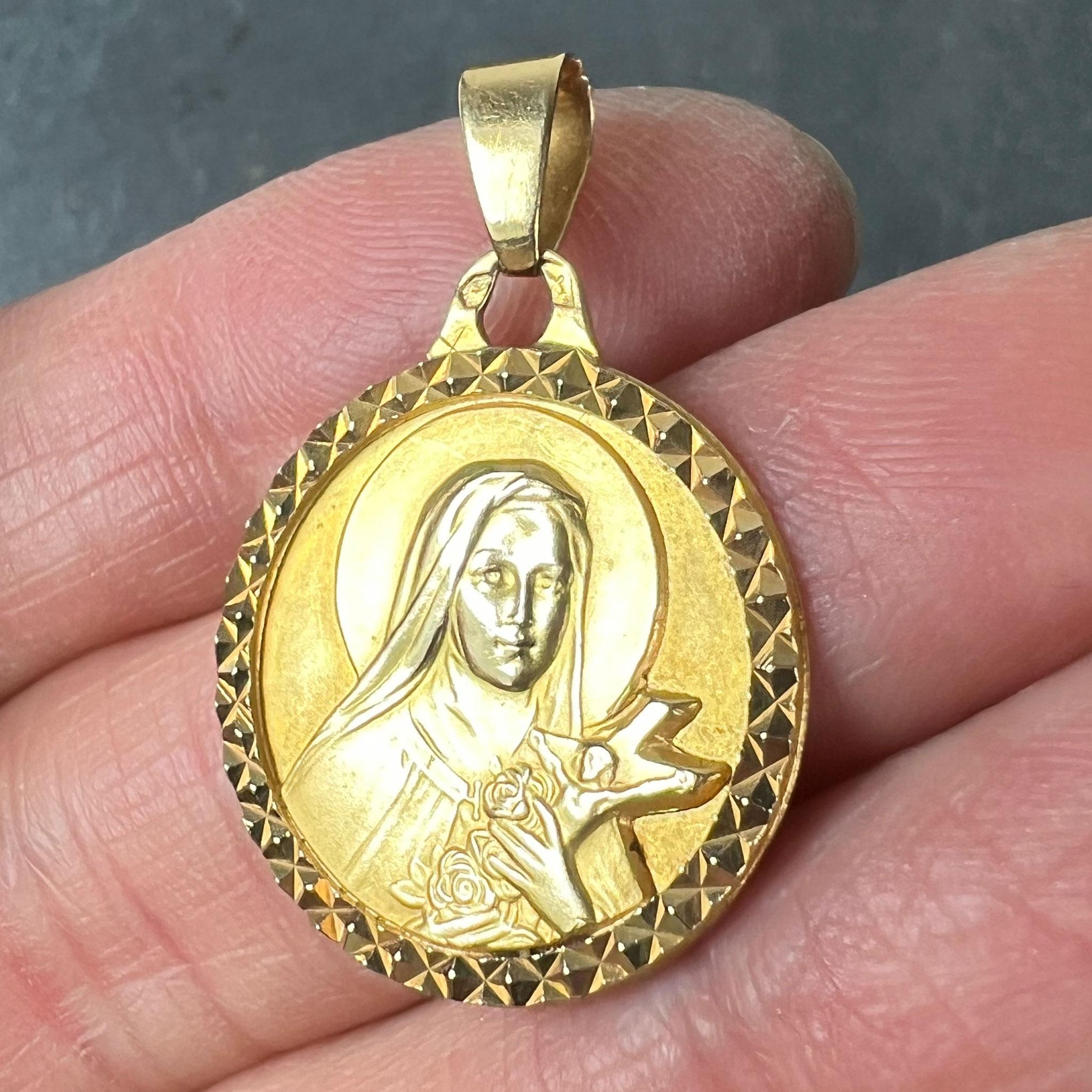 Französischer Saint Therese-Anhänger aus 18 Karat Gelbgold mit Charm-Medaille im Angebot 2