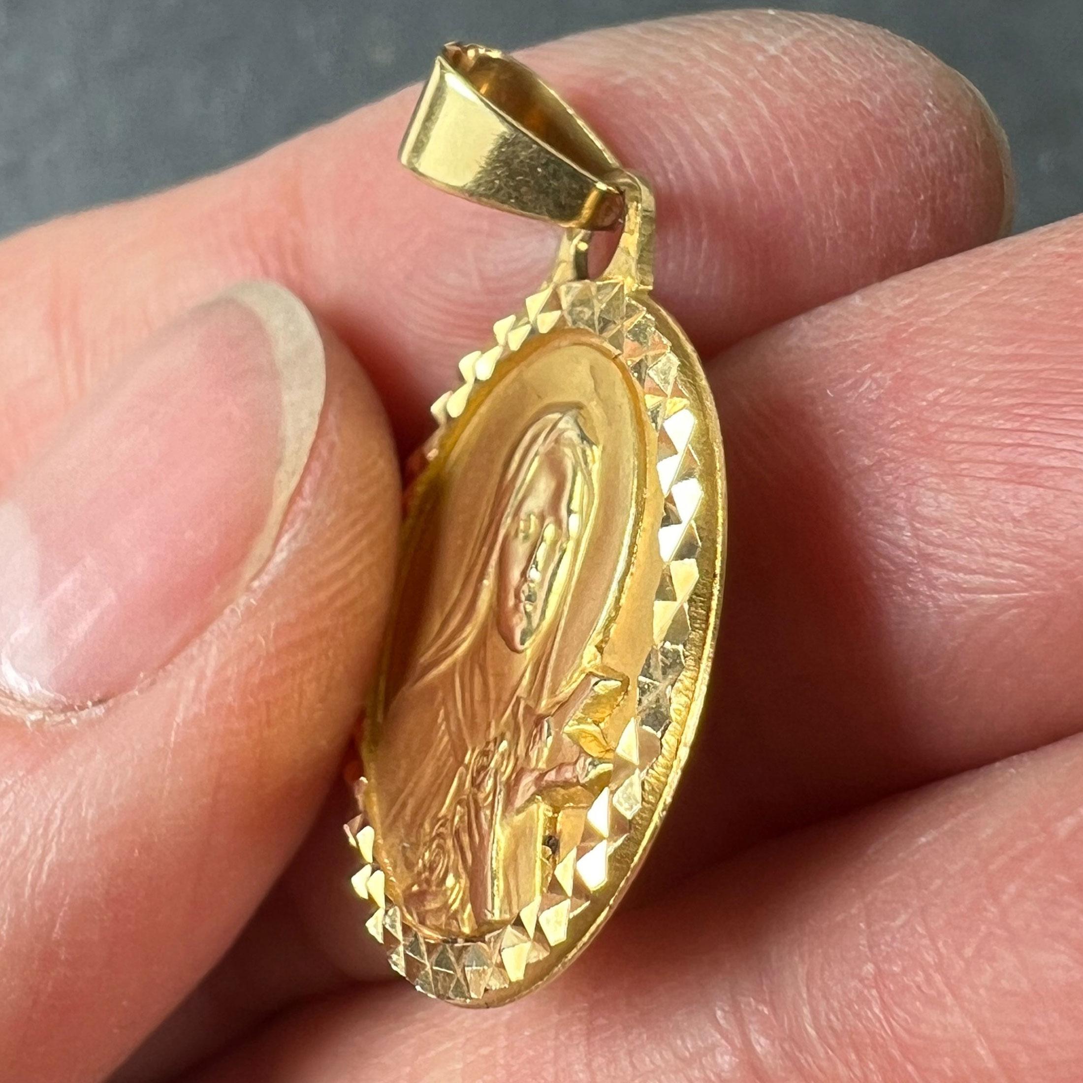 Französischer Saint Therese-Anhänger aus 18 Karat Gelbgold mit Charm-Medaille im Angebot 3