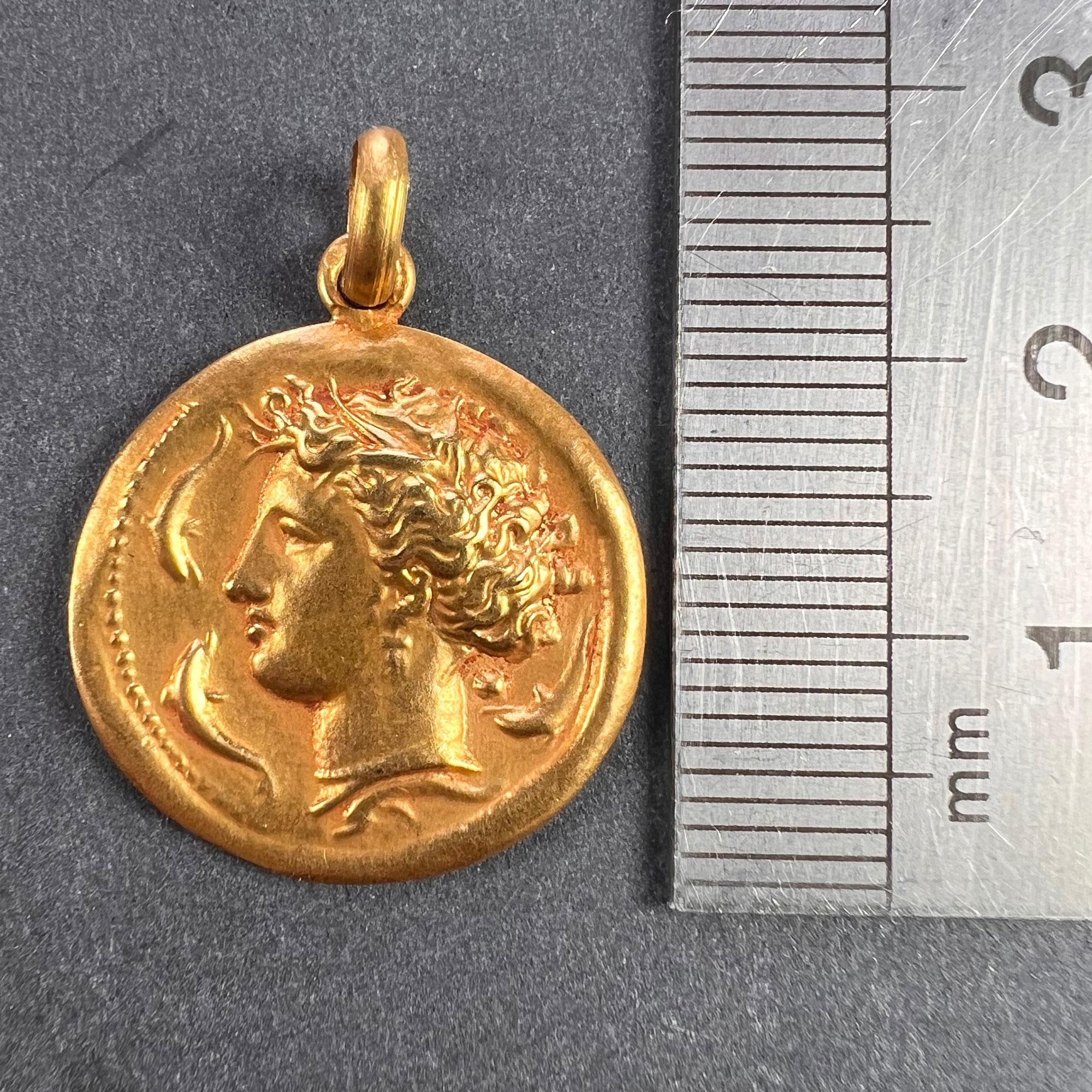 Französische Salacia-Medaille 18 Karat Gelbgold-Anhänger-Medaille mit Amphit, Meeresgöttin und Delphin 6