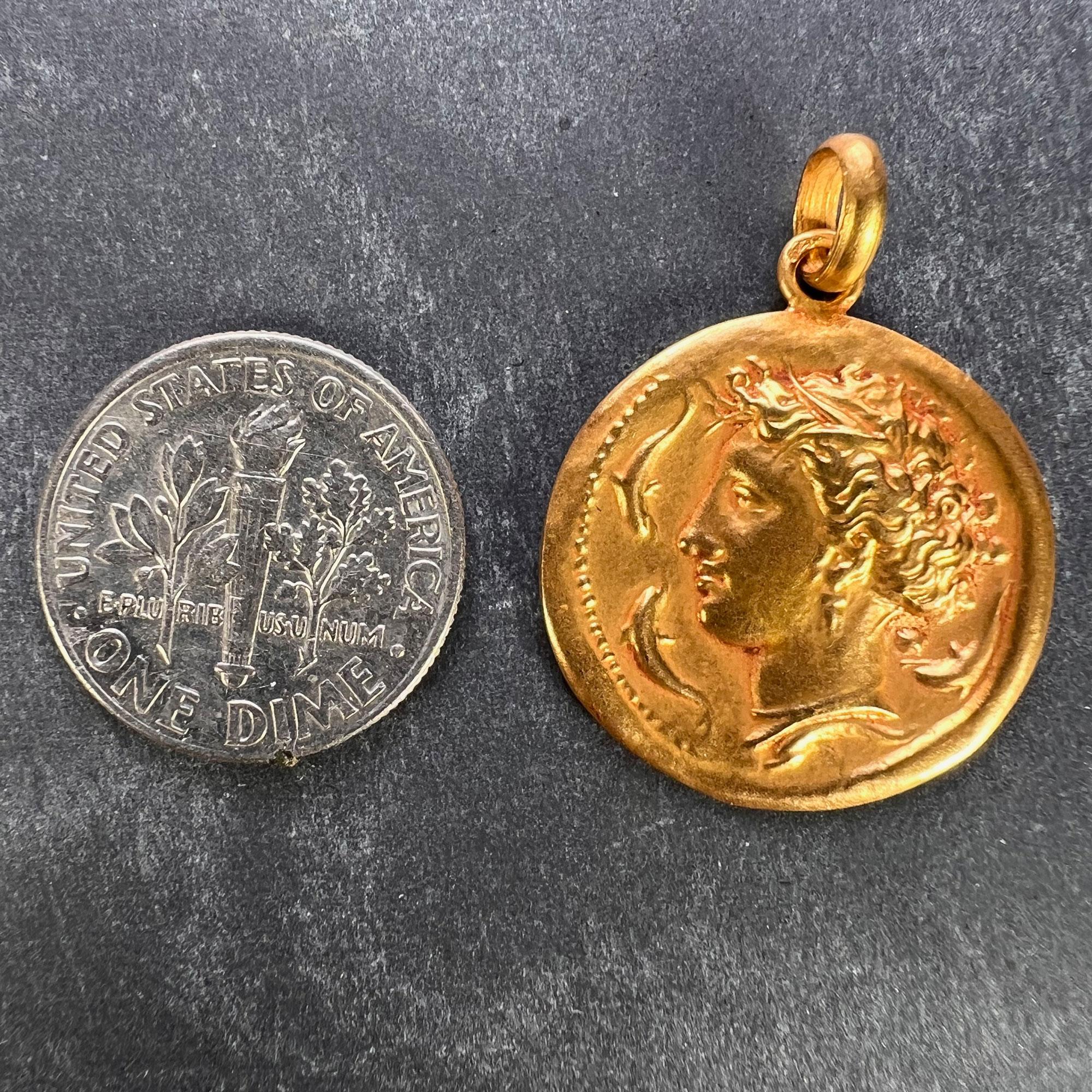 Französische Salacia-Medaille 18 Karat Gelbgold-Anhänger-Medaille mit Amphit, Meeresgöttin und Delphin 7