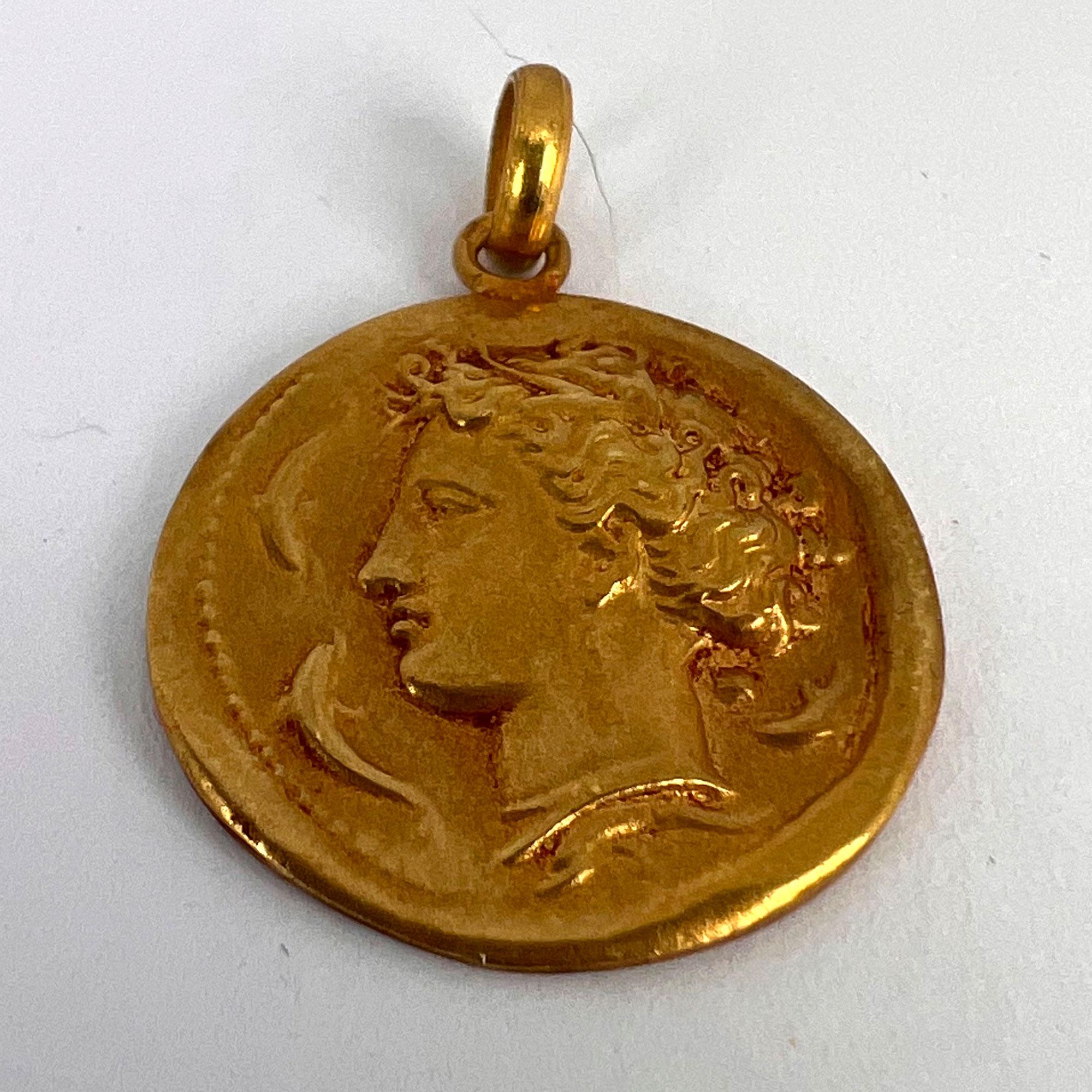 Französische Salacia-Medaille 18 Karat Gelbgold-Anhänger-Medaille mit Amphit, Meeresgöttin und Delphin 9