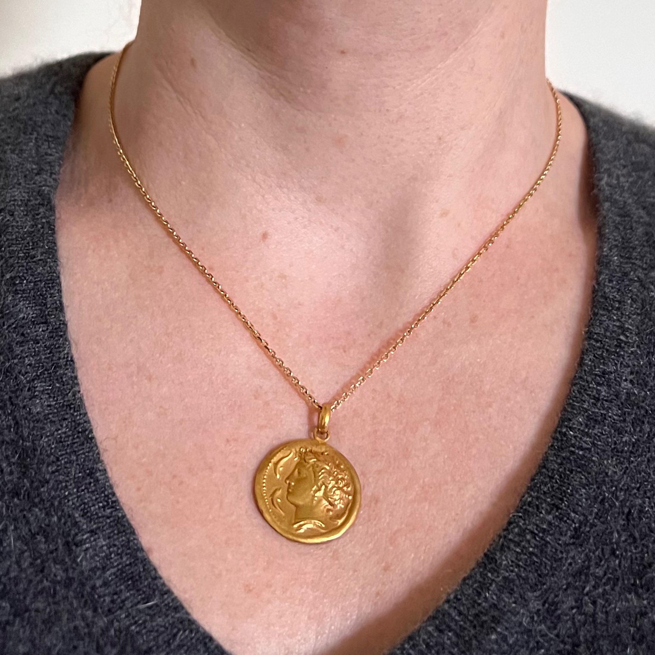 Französische Salacia-Medaille 18 Karat Gelbgold-Anhänger-Medaille mit Amphit, Meeresgöttin und Delphin für Damen oder Herren