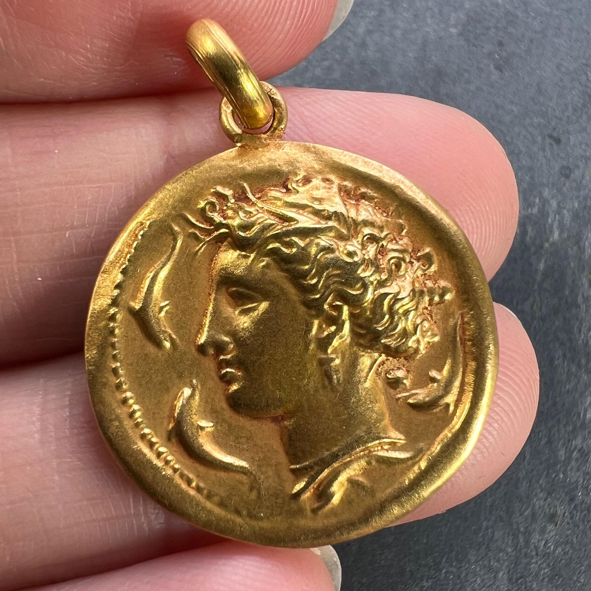 Französische Salacia-Medaille 18 Karat Gelbgold-Anhänger-Medaille mit Amphit, Meeresgöttin und Delphin 1