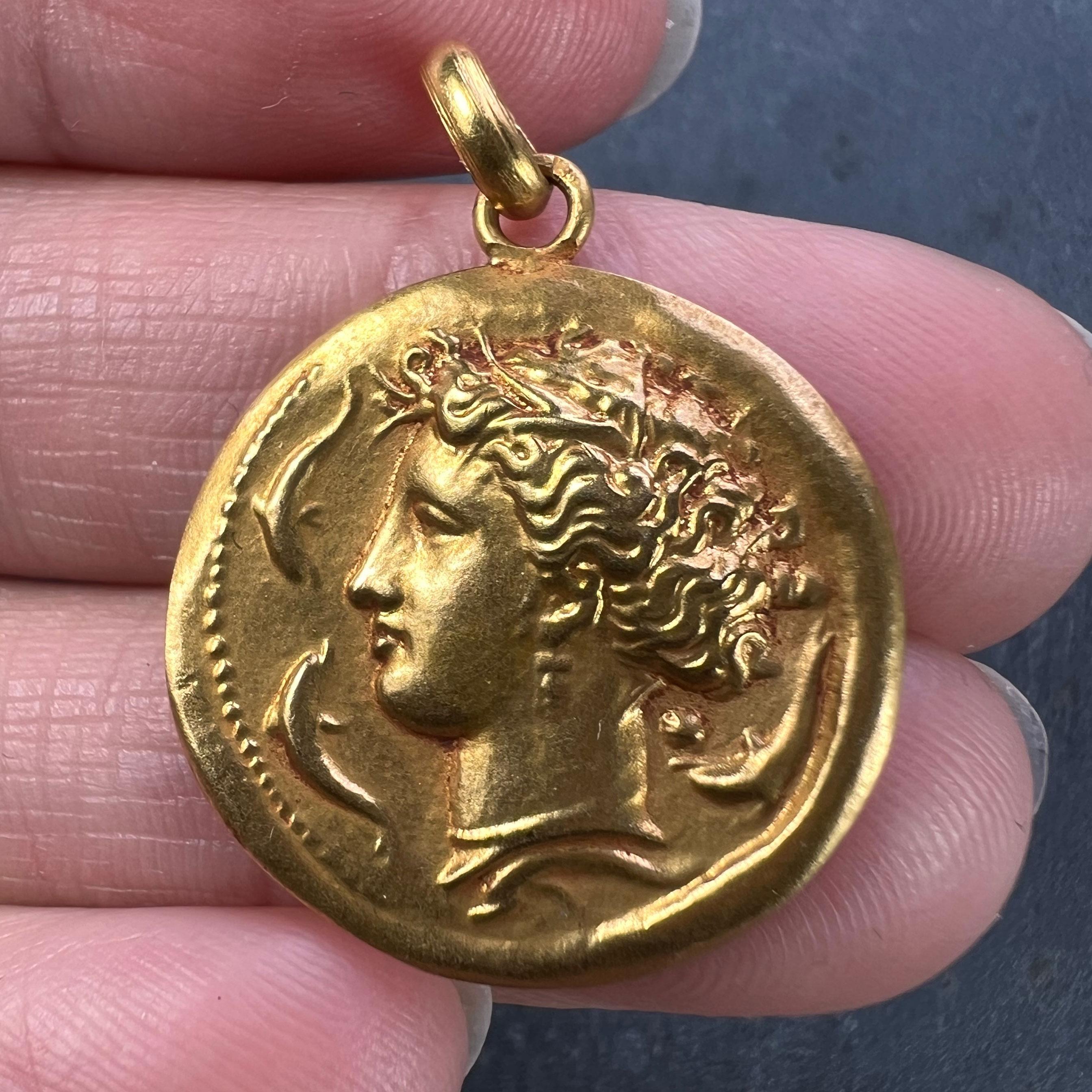 Französische Salacia-Medaille 18 Karat Gelbgold-Anhänger-Medaille mit Amphit, Meeresgöttin und Delphin 2
