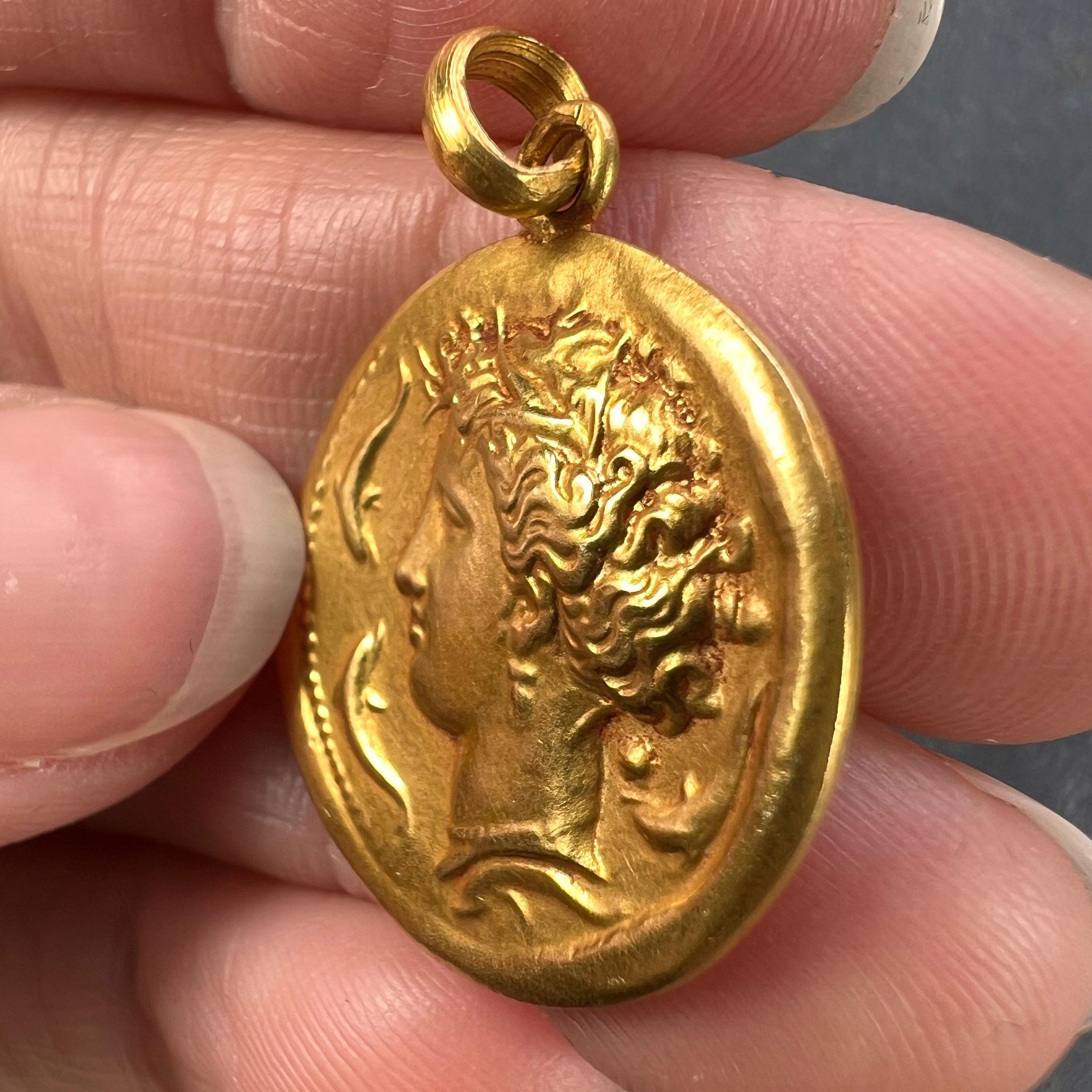 Französische Salacia-Medaille 18 Karat Gelbgold-Anhänger-Medaille mit Amphit, Meeresgöttin und Delphin 3