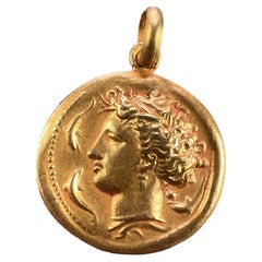 Colgante Medalla Francesa Salacia Anfitrite Diosa del Mar Delfines Oro Amarillo 18K