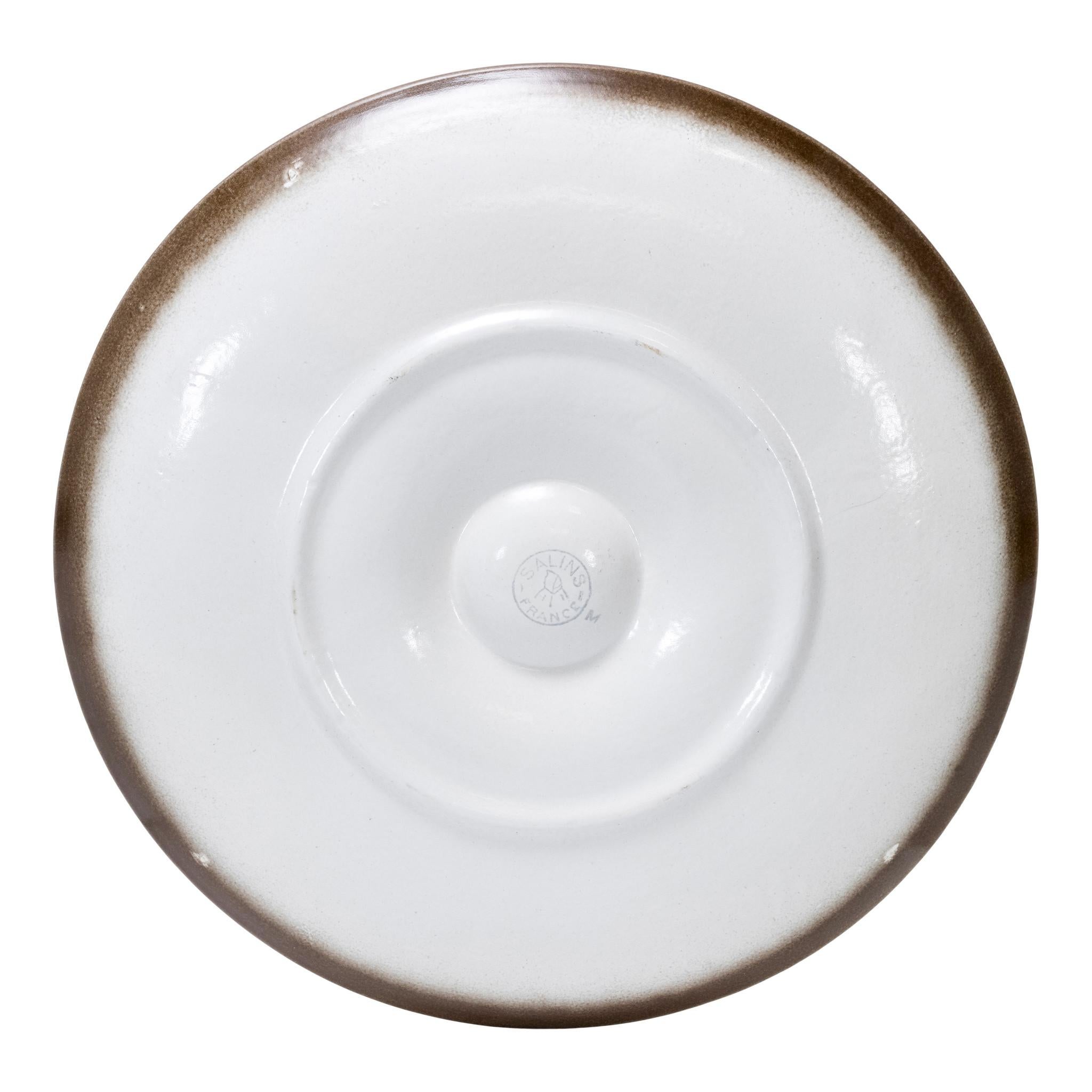Service à huîtres en faïence de Salins. Comprend 10 assiettes et un plat de service. Réalisé dans un style moderne avec des formes d'huîtres oblongues et lisses serties dans chaque pièce, le tout avec une bordure gris français qui s'estompe pour