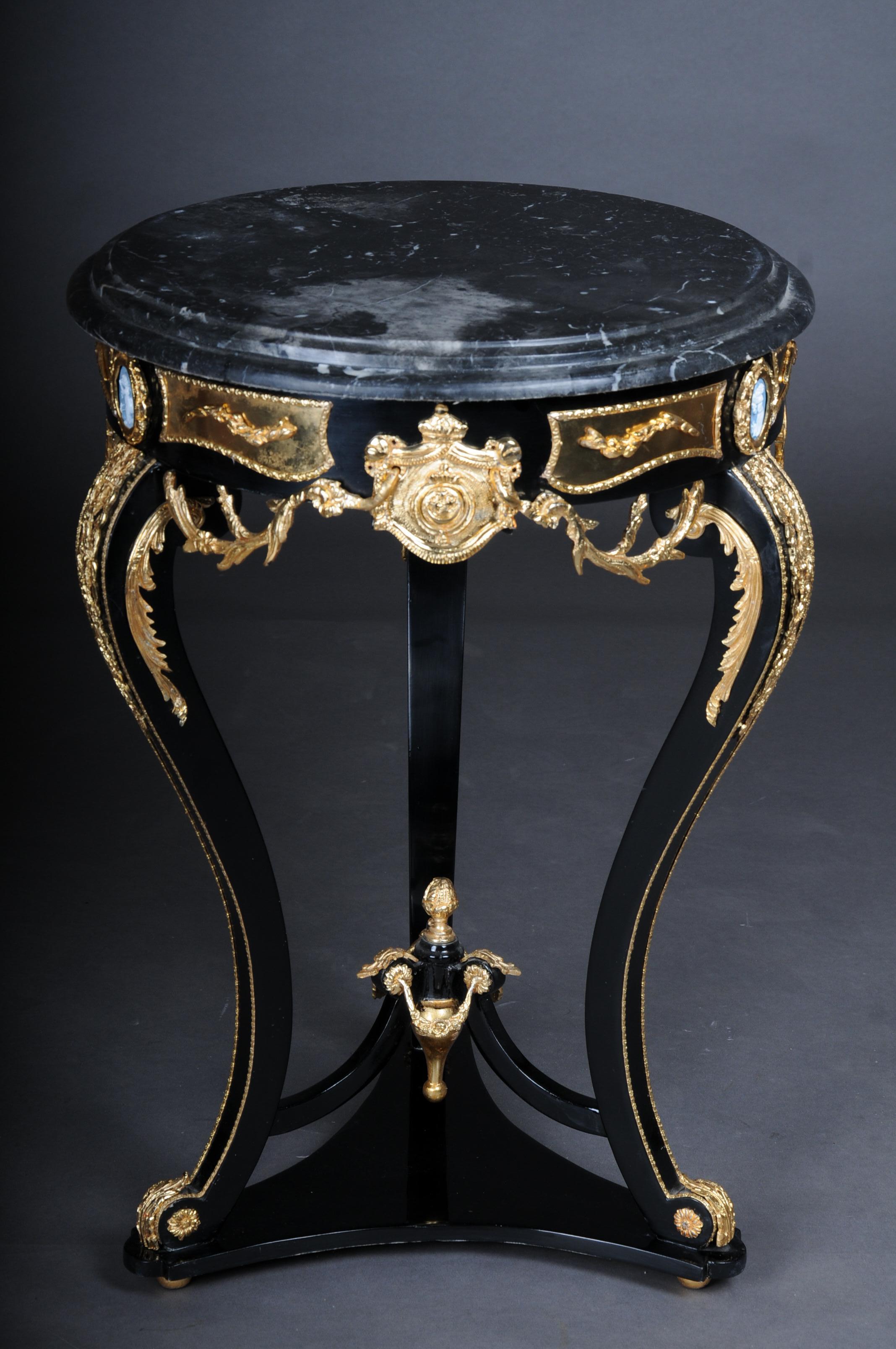 French salon side table, Napoleon III,

Solid wood side table in Louis XV. Slightly convex and concave, body flanked by massive corner gleams on tall, elegantly curved legs, joined below by a scalloped brass frame framed by a false back and ending