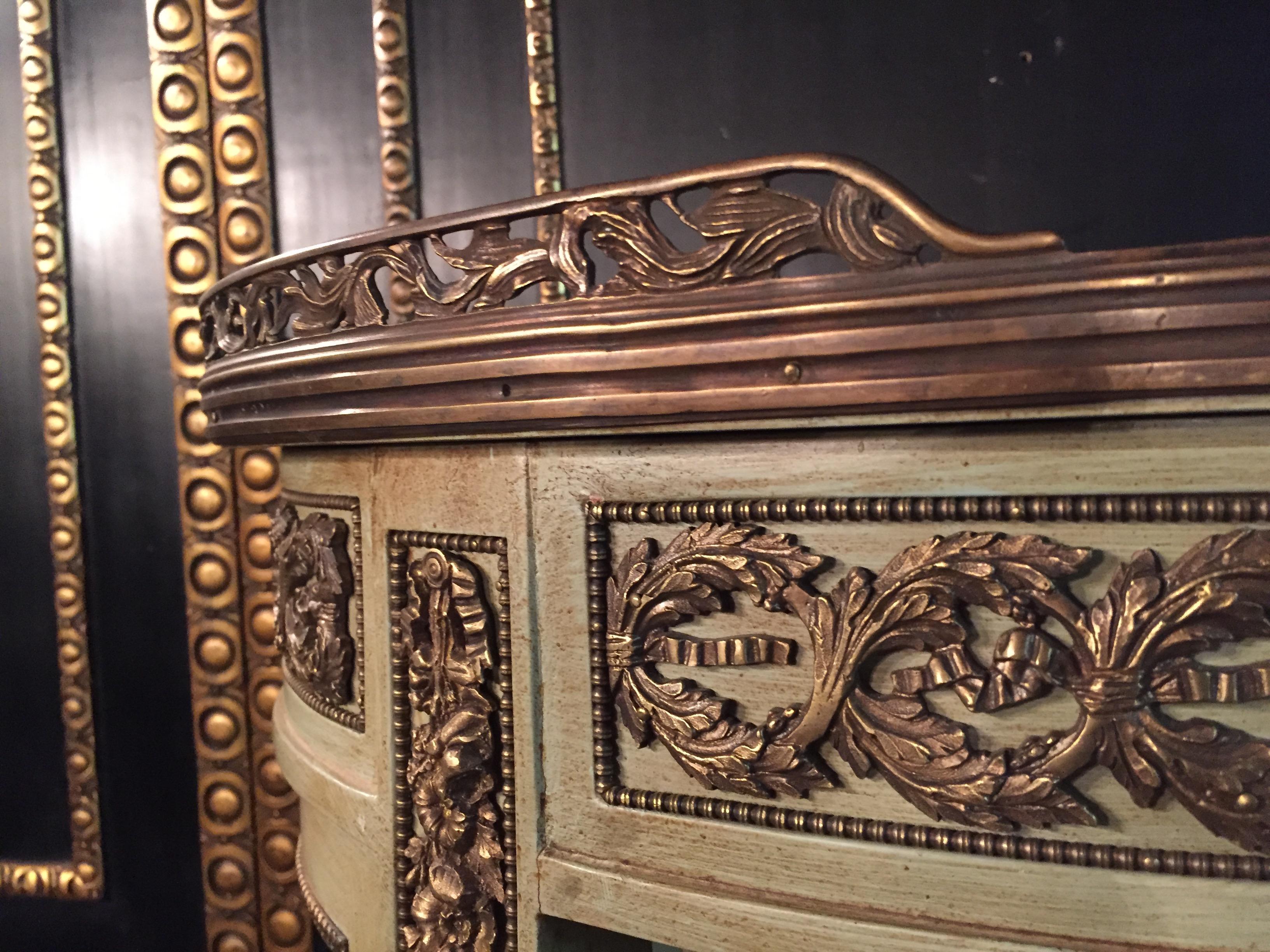 Vitrine de salon en hêtre ébonisé de style Louis XVI ancien et classique en vente 6