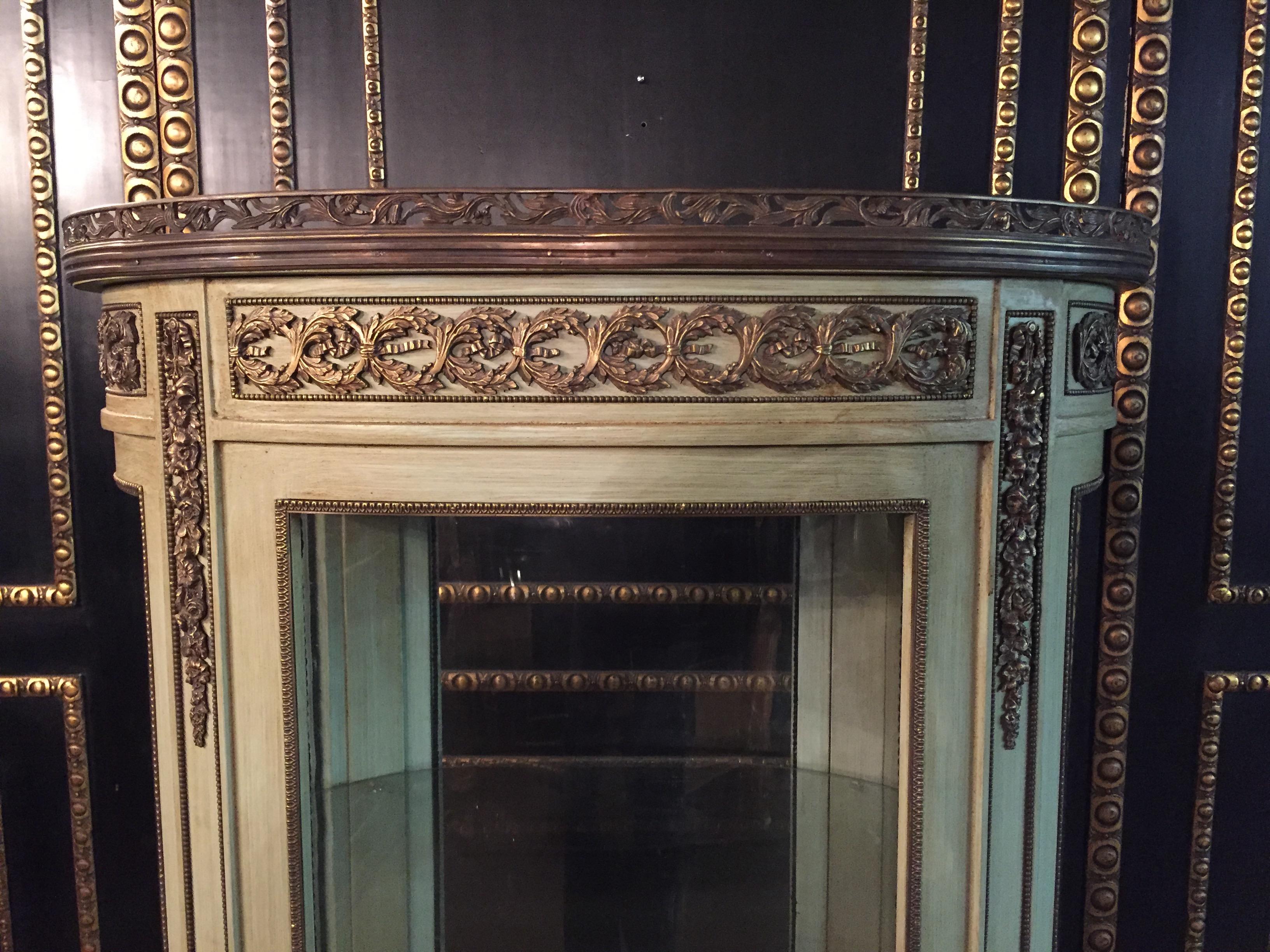 Vitrine de salon française ancienne de style classique Louis XVI, fabriquée à la main en vente 7