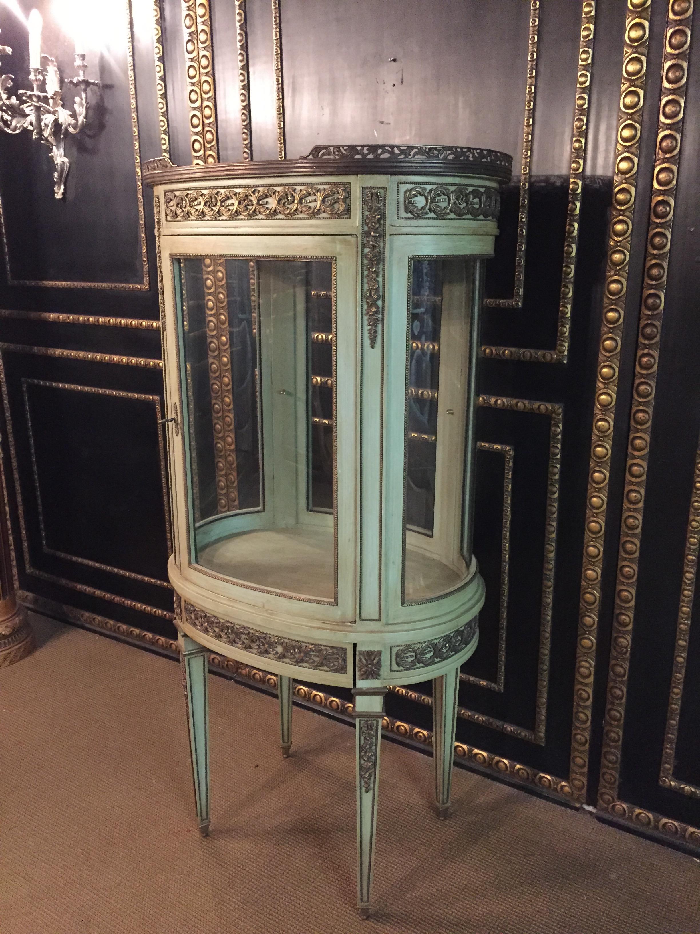 Fait main Vitrine de salon française ancienne de style classique Louis XVI, fabriquée à la main en vente