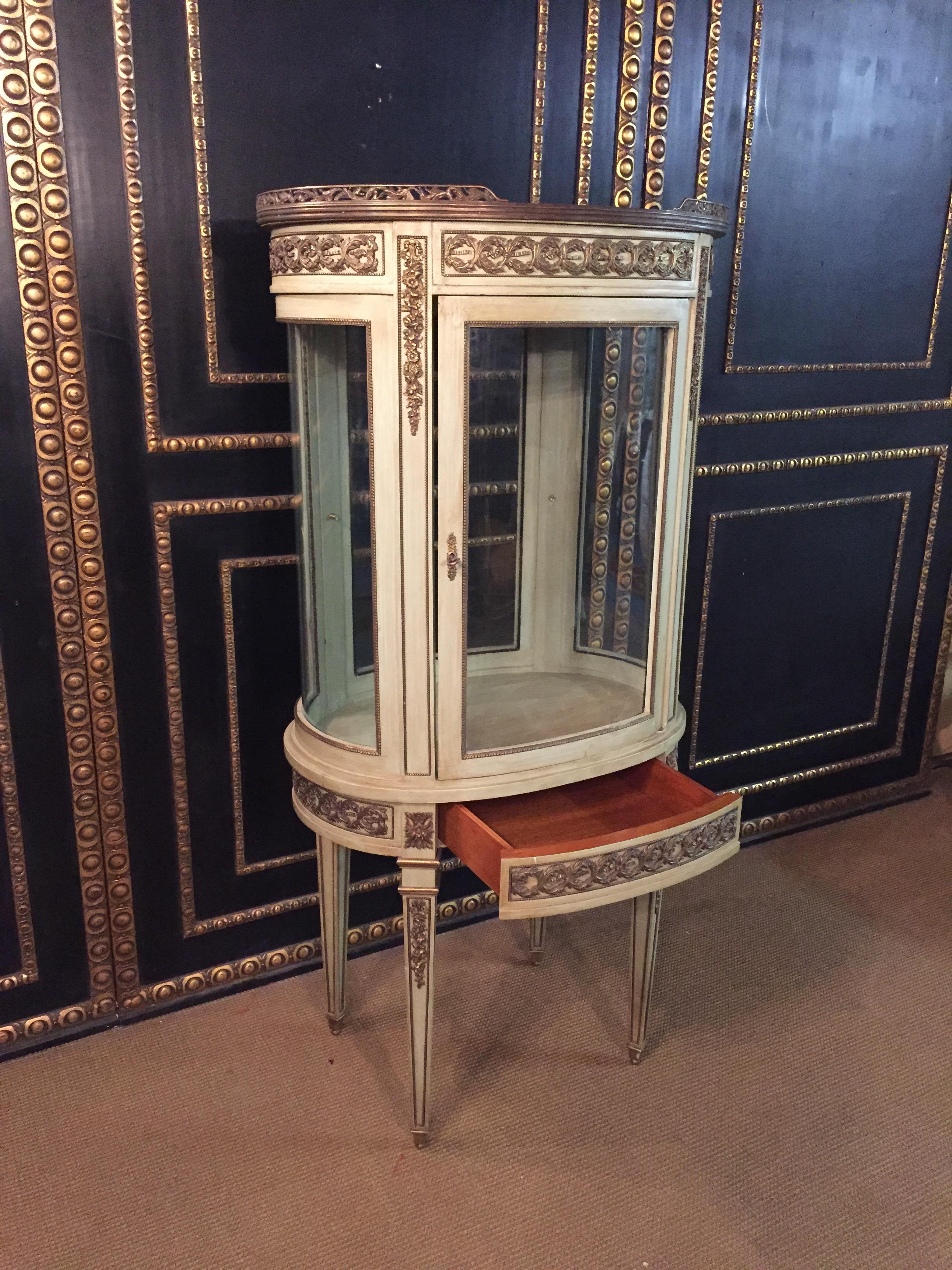 20ième siècle Vitrine de salon française ancienne de style classique Louis XVI, fabriquée à la main en vente