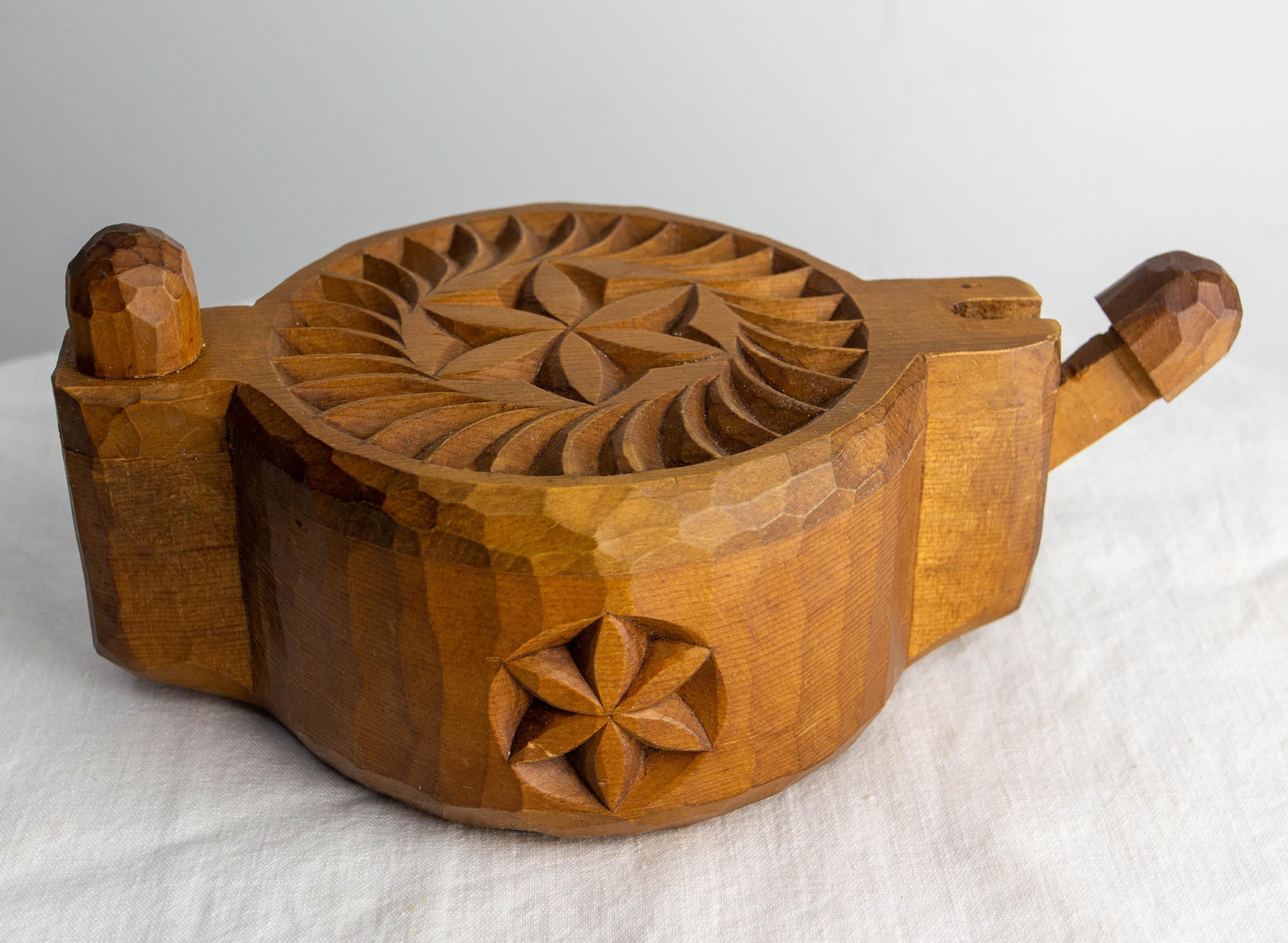 Französische Salzdose, handgeschnitzt aus Cembrokiefer, brutalistischer Stil, um 1950 (Kiefernholz) im Angebot