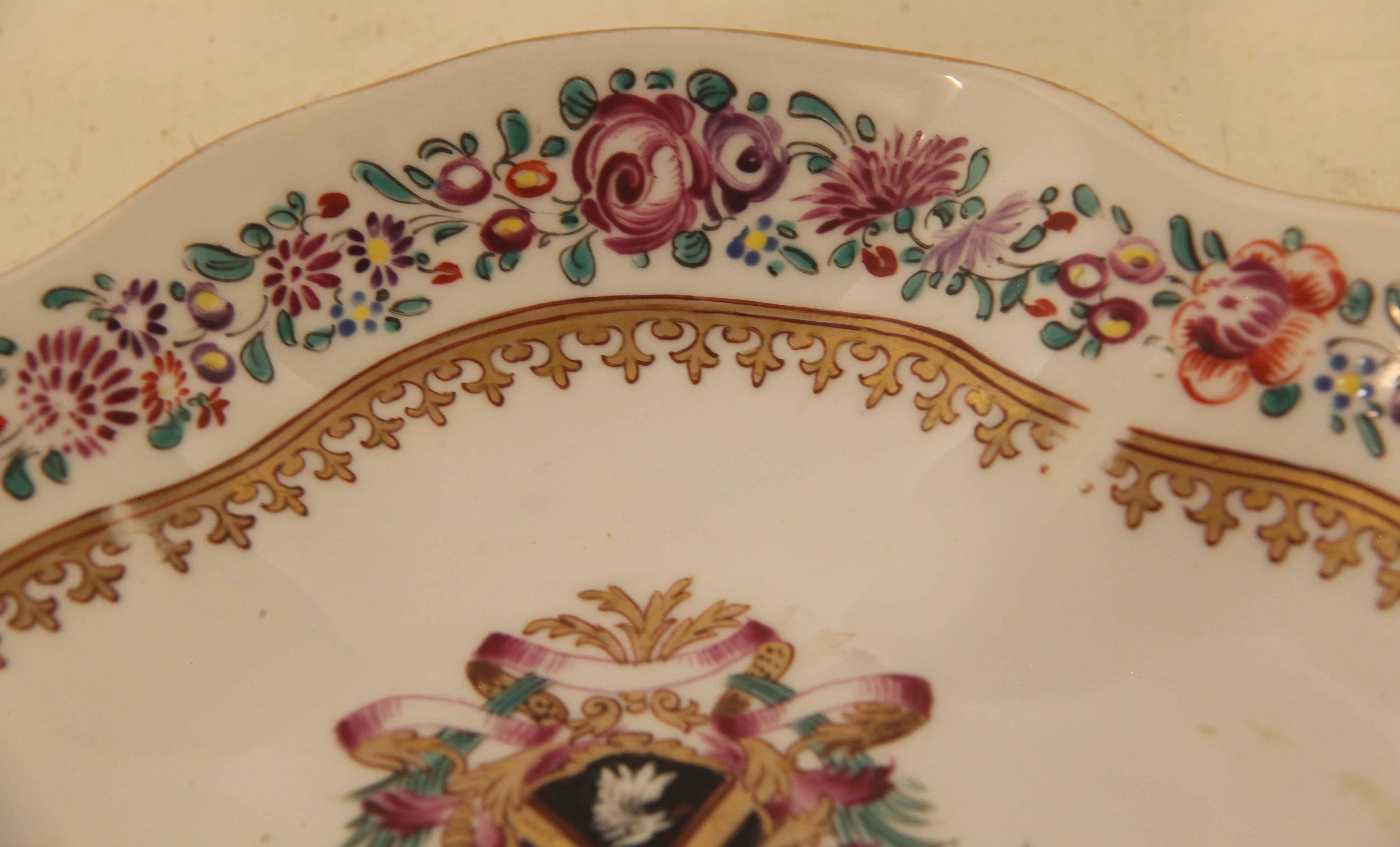 French Samson Armorial Shrimp Dish In Good Condition For Sale In Wilson, NC