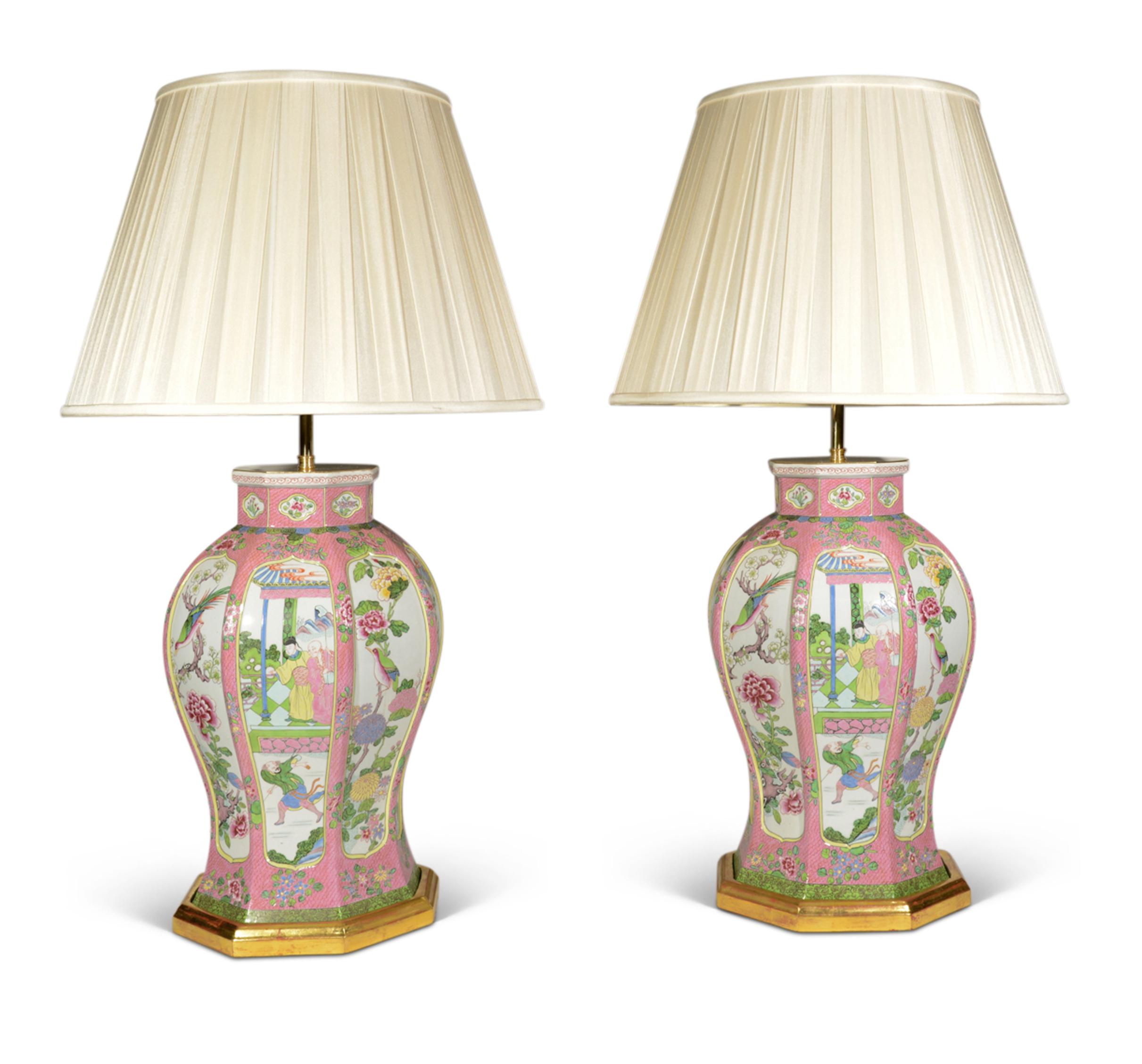 Une magnifique paire de vases en porcelaine de Samson décorés dans la palette de la famille rose chinoise, dans les roses et les verts, maintenant montés comme lampes avec des bases dorées à la main sur mesure.

Hauteur des vases : 43 cm (16 7/8