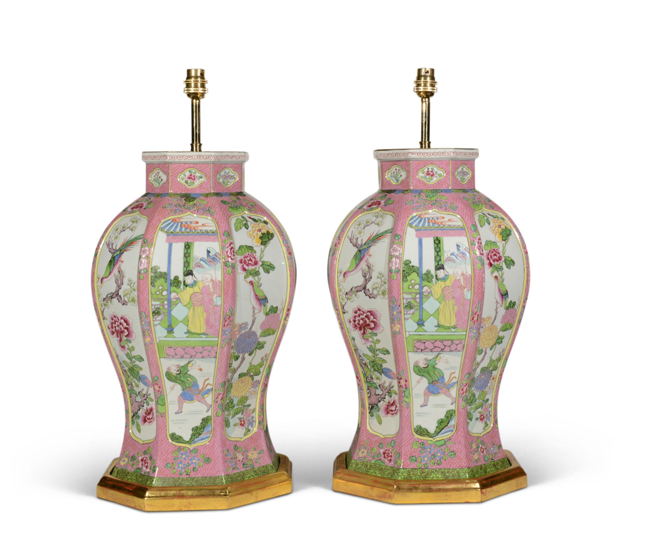 Paire de grandes lampes de table à palettes Famille Rose, circa 1900 Bon état - En vente à London, GB
