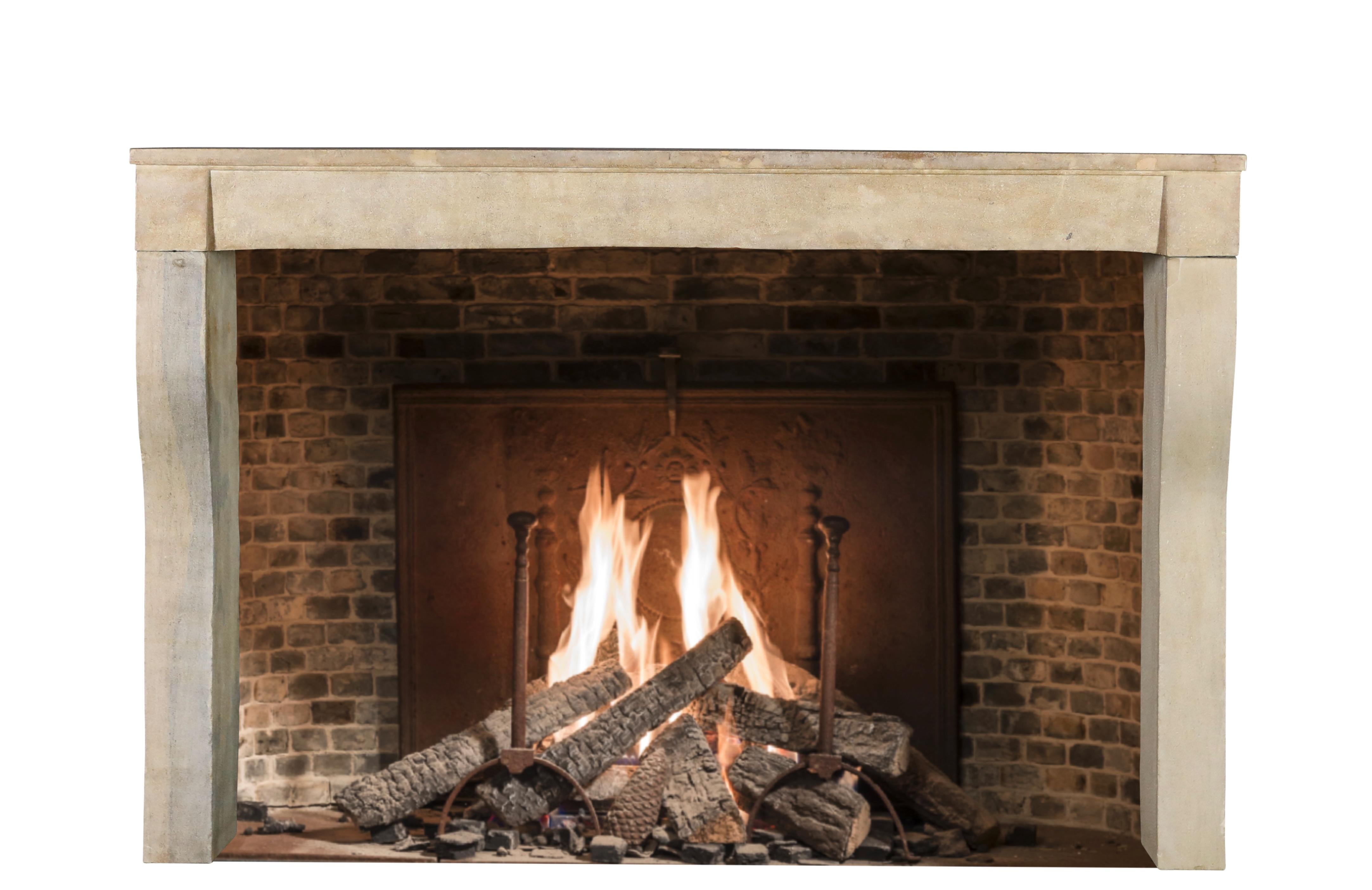 French Sand-Beige Limestone Timeless Slow Living Antique Chimney Piece In Excellent Condition For Sale In Beervelde, BE