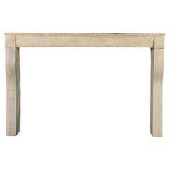 Antique French Sand-Beige Limestone Timeless Slow Living Antico pezzo di camino